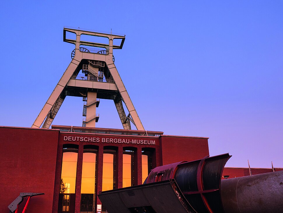 Das Deutsche Bergbau-Museum Bochum bei Nacht.