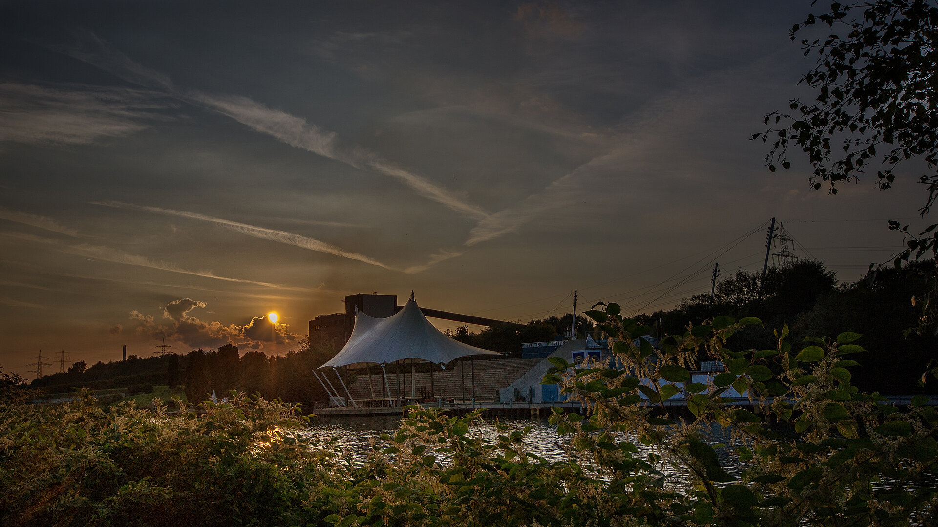 Amphitheater am Rhein-Herne-Kanal bei Nacht.