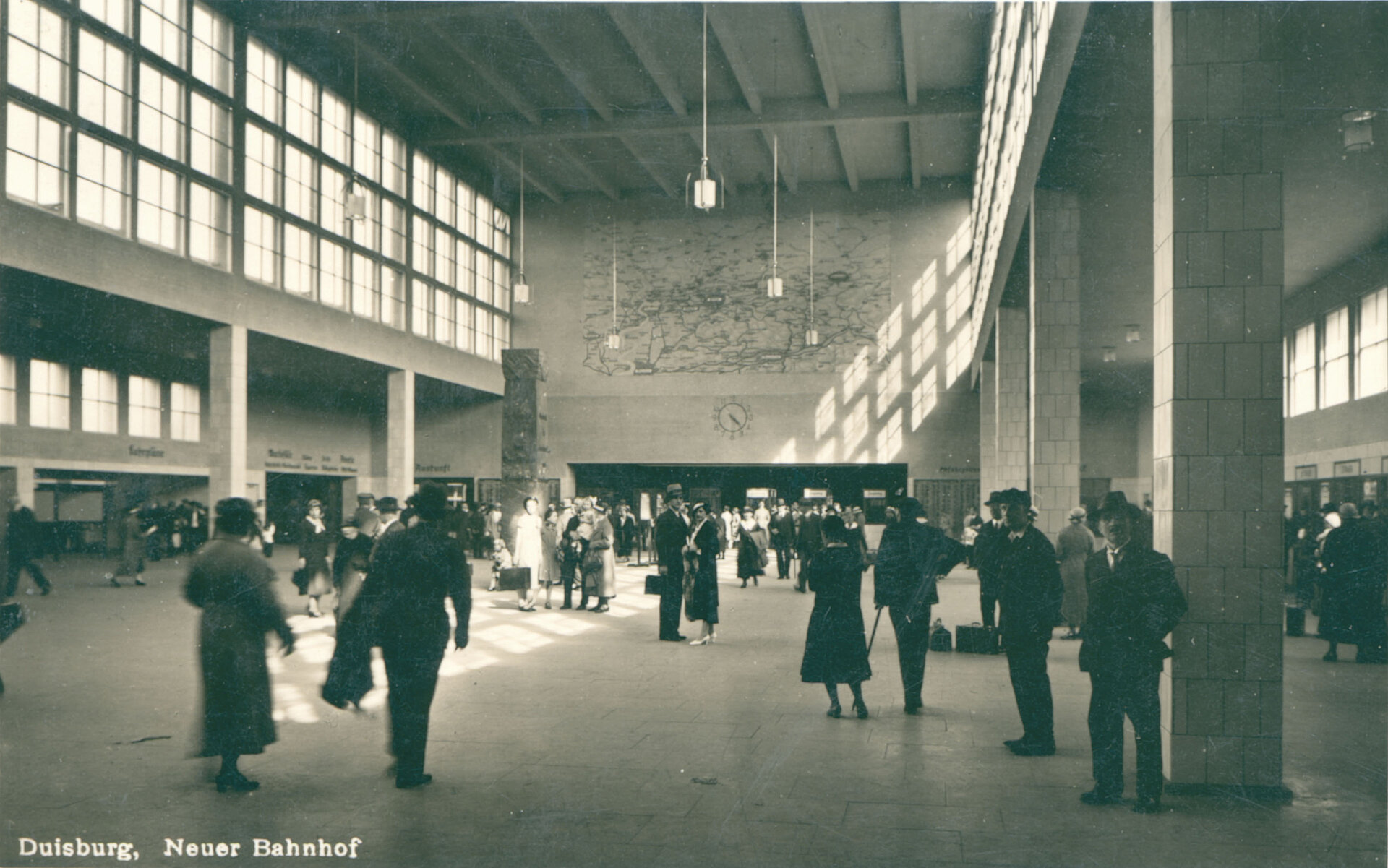 Empfangshalle des Hauptbahnhofs Duisburg im Jahr 1935.