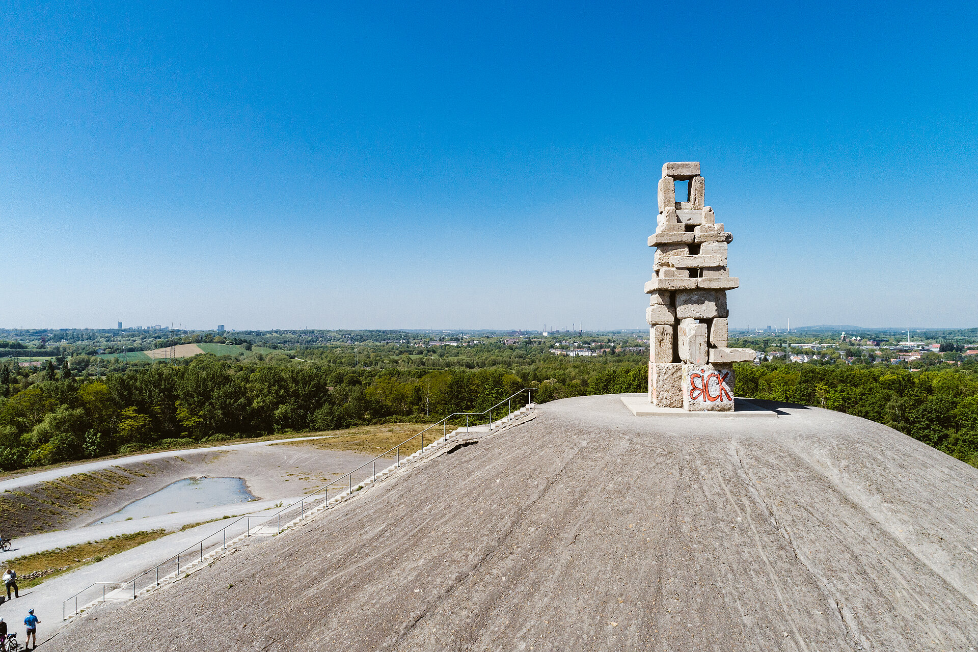 Himmelstreppe von Herman Prigann auf der Halde Rheinelbe in Gelsenkirchen.