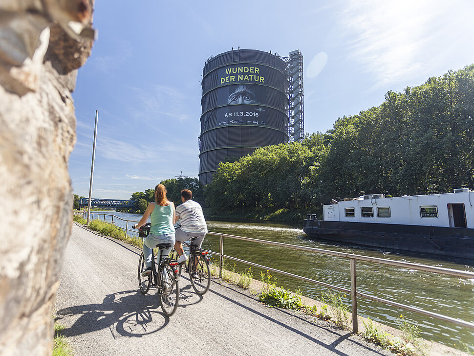 Außenansicht des Gasometer Oberhausen am Rhein-Herne-Kanal.