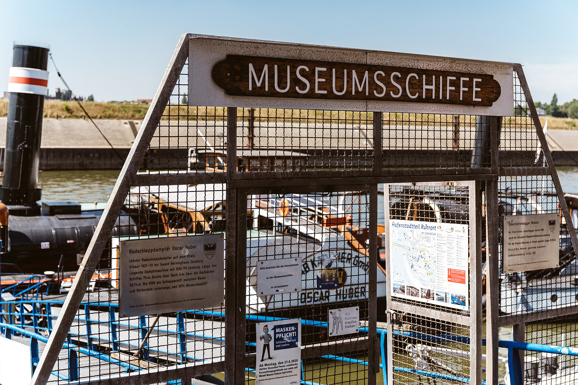 Das Museum der Deutschen Binnenschifffahrt liegt direkt am Rhein - und hier geht's zum Anleger und zu den Museumsschiffen.
