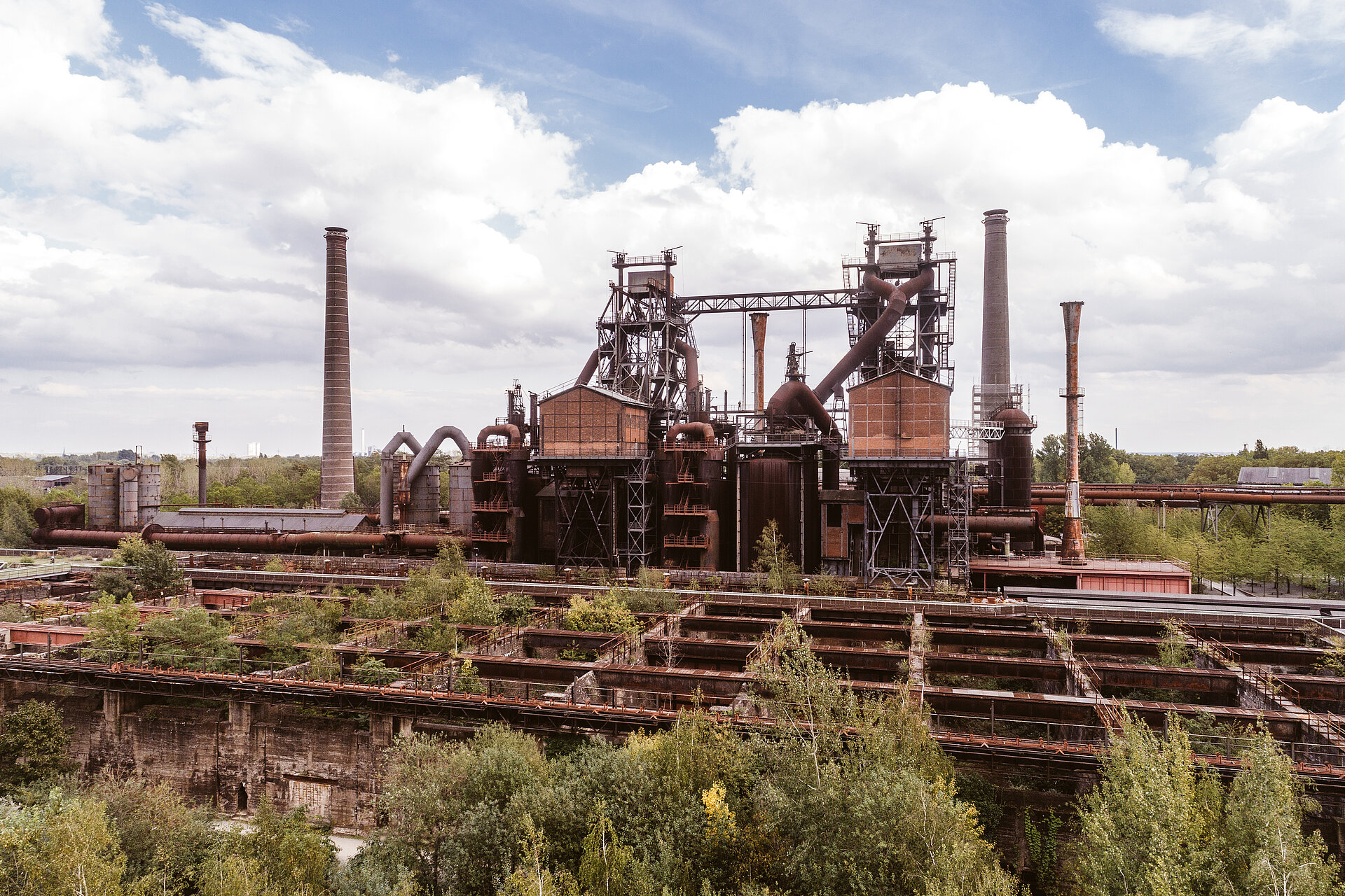 Der Landschaftspark Duisburg-Nord, im Vordergrund die alten Koksbunker.