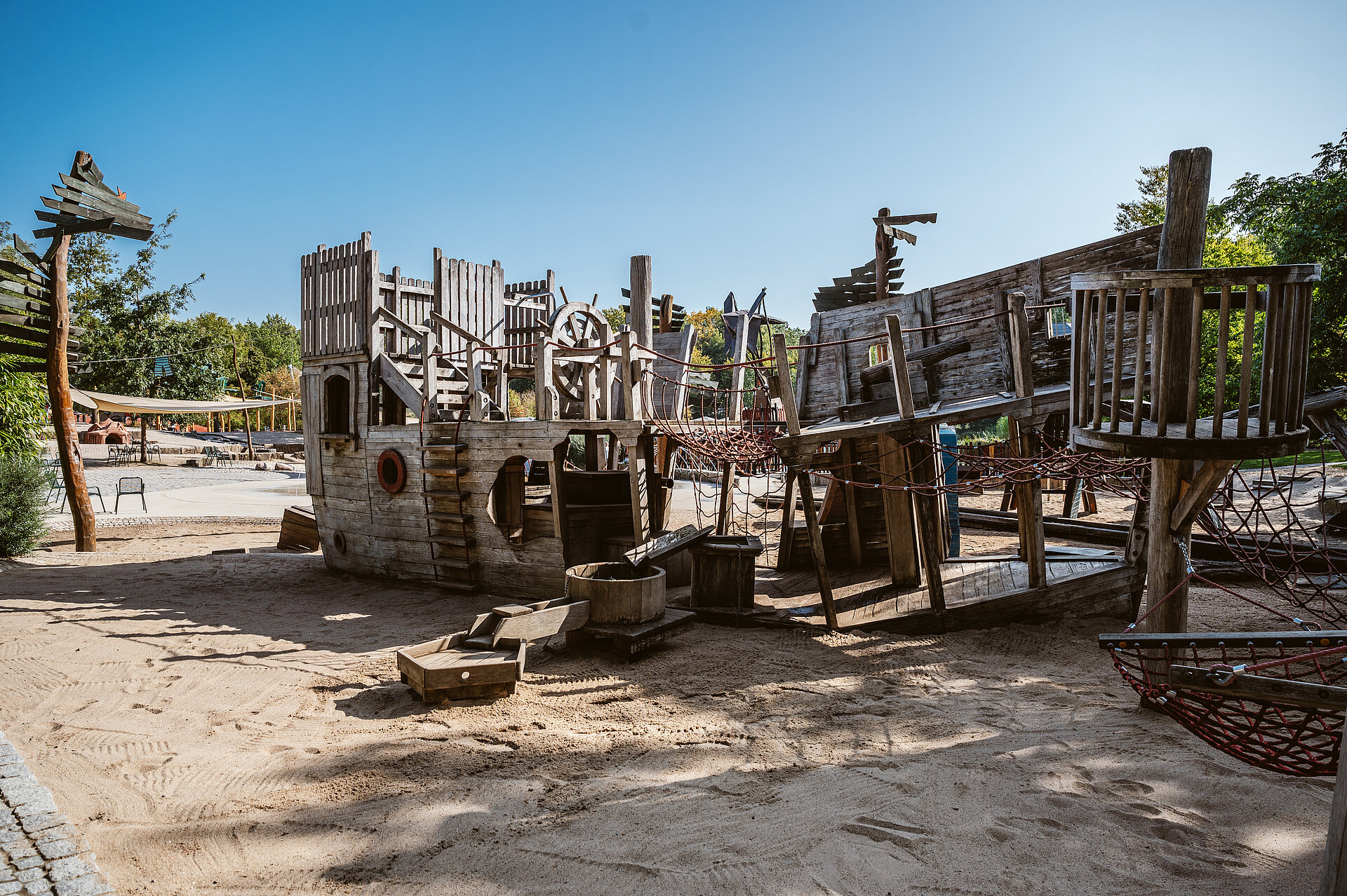 Spielplatz mit Piratenschiff.