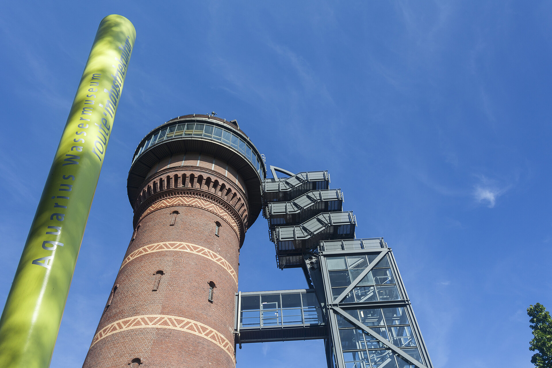 Das Aquarius Wassermuseum in Mülheim mit Signalobjekt.
