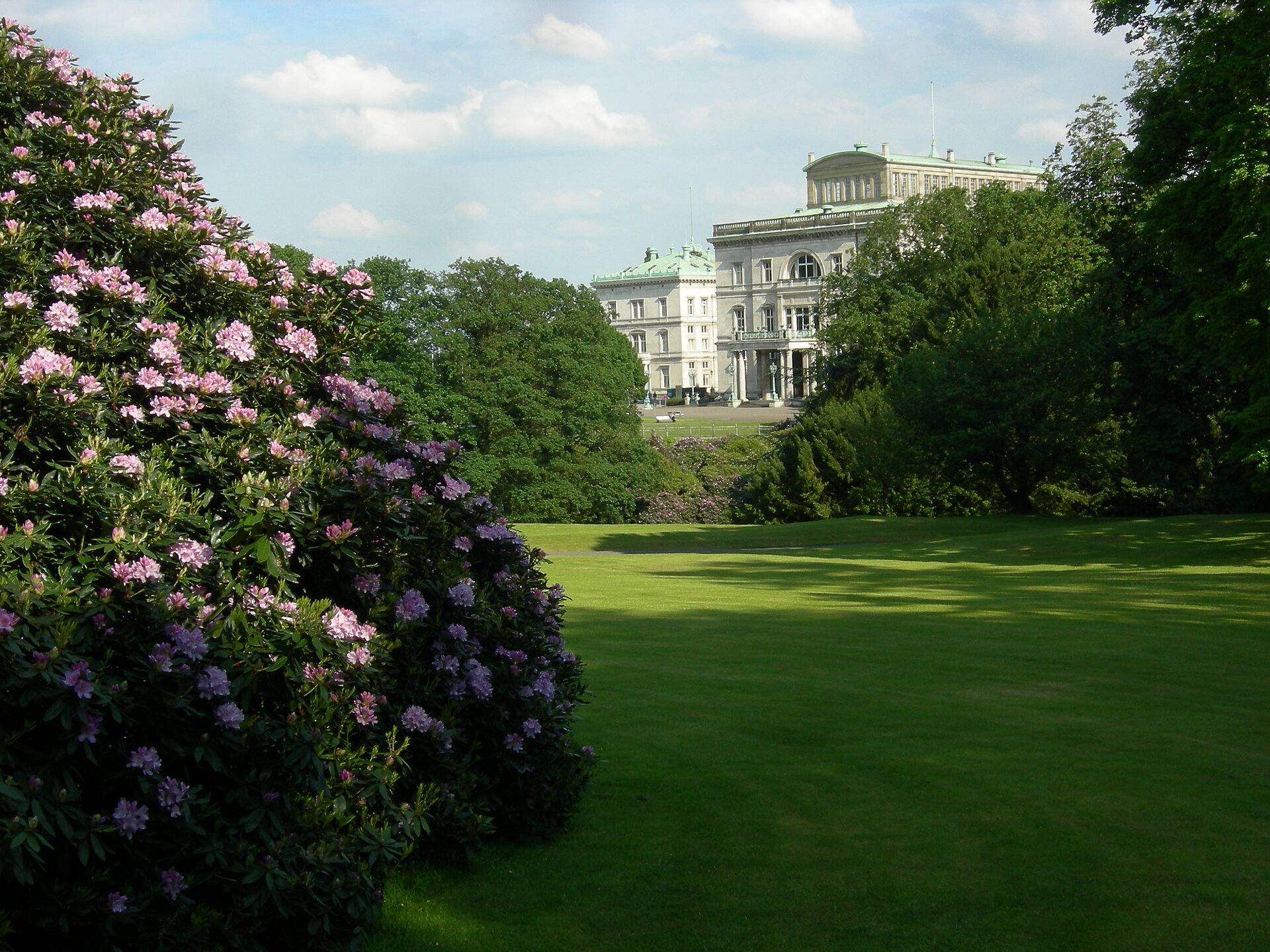 Der Hügelpark erinnert heute an einen englischen Landschaftsgarten. 