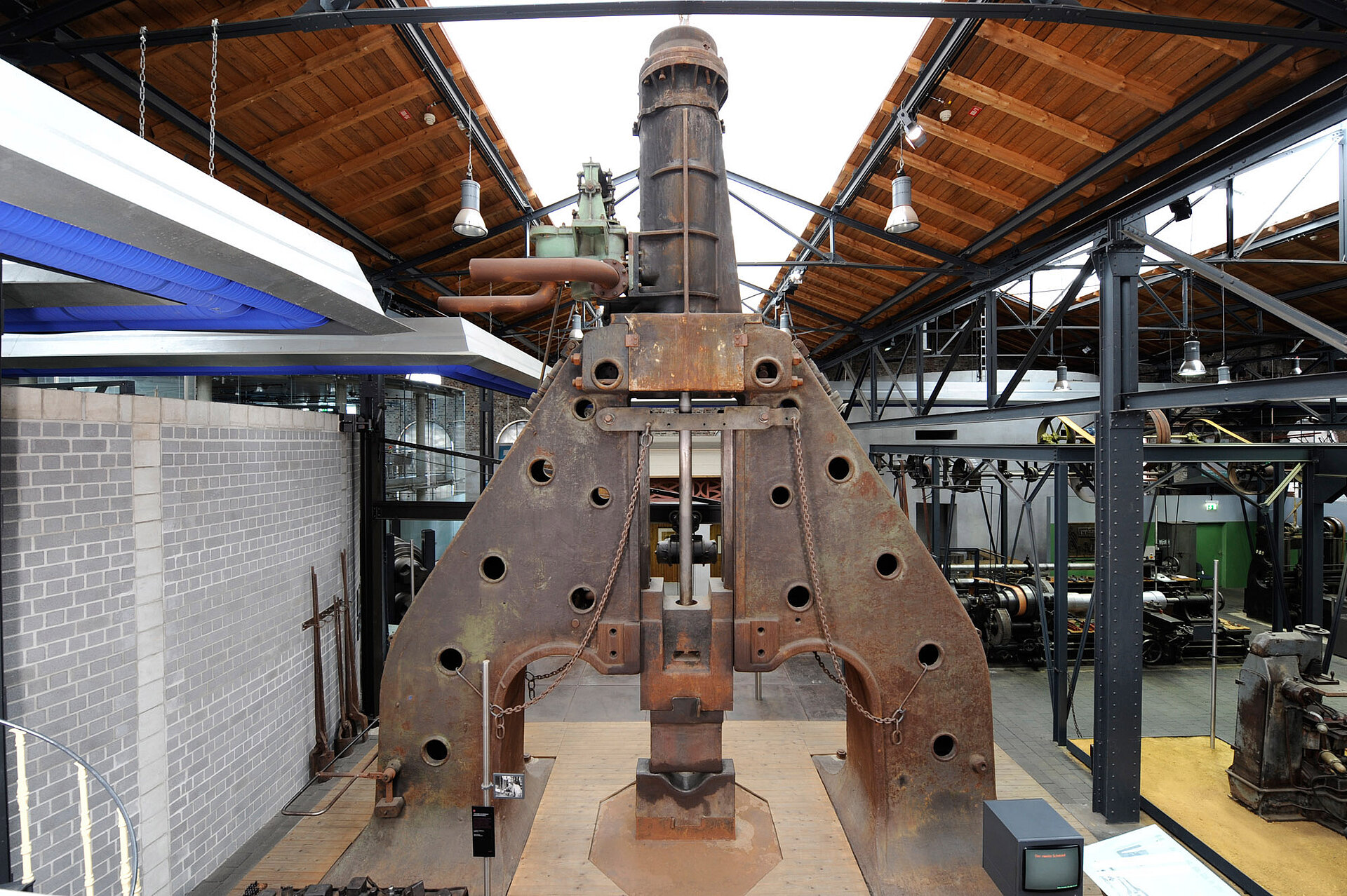 Zehn Meter hoher Dampfhammer in der ehemaligen Dauerausstellung "Schwerindustrie".