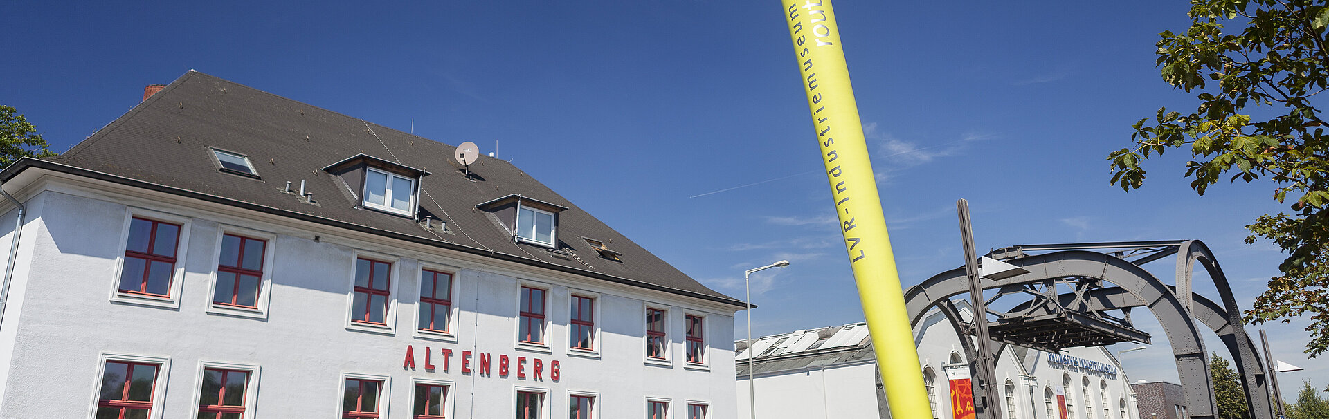 Das Signalobjekt vor der Zinkfabrik Altenberg zeigt an, dass es sich hier um einen Ankerpunkt auf der Route der Industriekultur handelt.