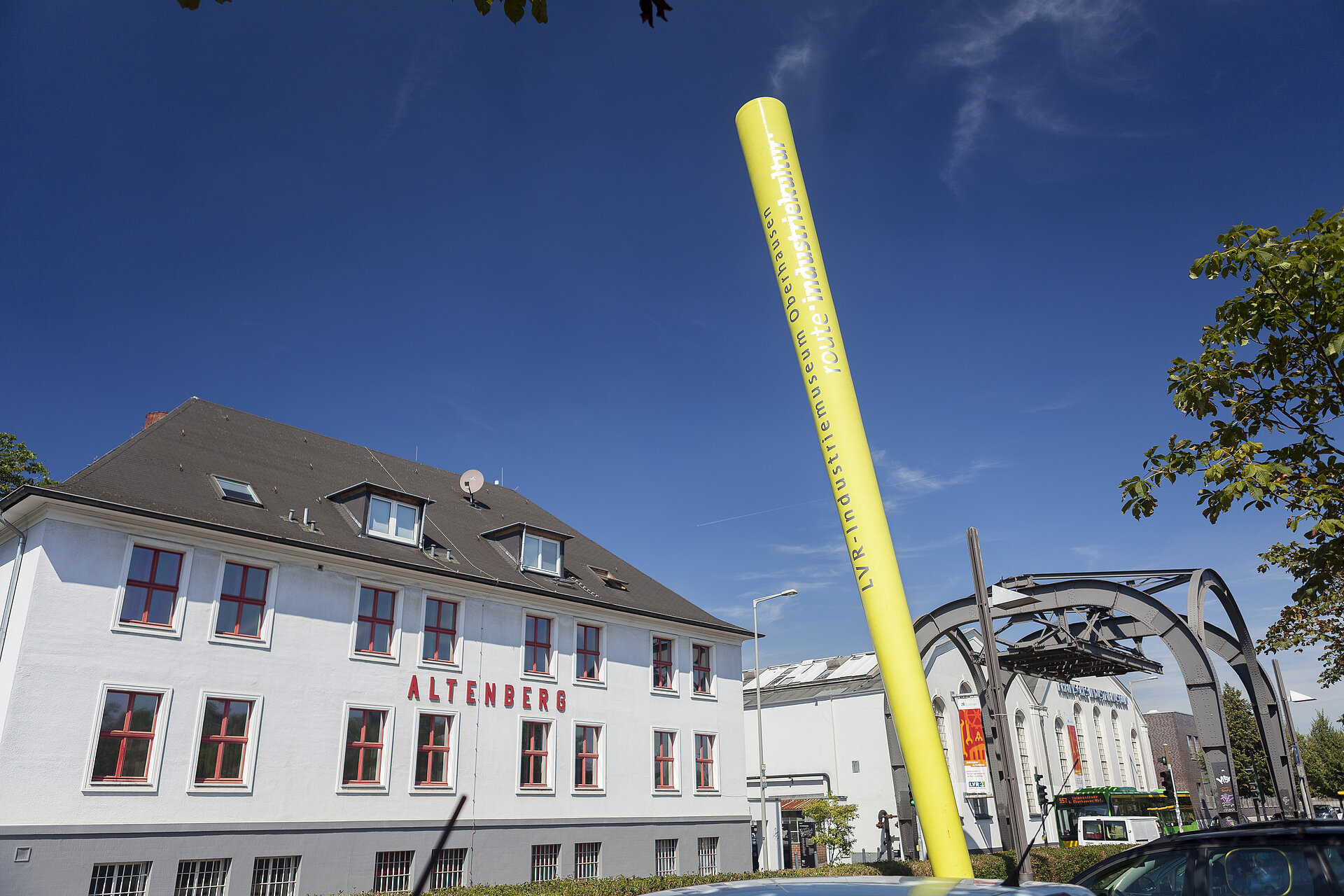 Das Signalobjekt vor der Zinkfabrik Altenberg zeigt an, dass es sich hier um einen Ankerpunkt auf der Route der Industriekultur handelt.