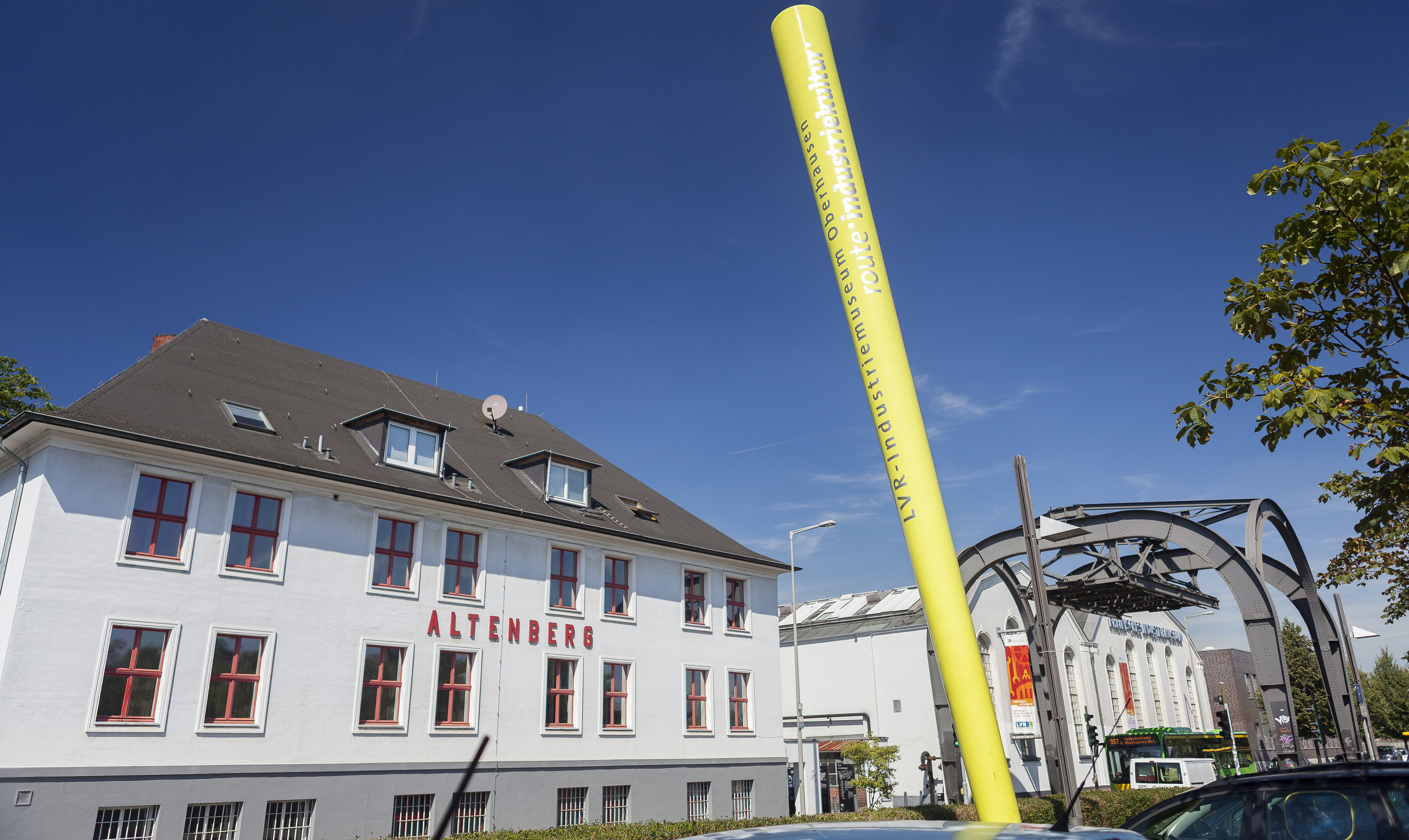 Das Signalobjekt vor der Zinkfabrik Altenberg zeigt an, dass es sich hier um einen Ankerpunkt auf der Route der Industriekultur handelt.