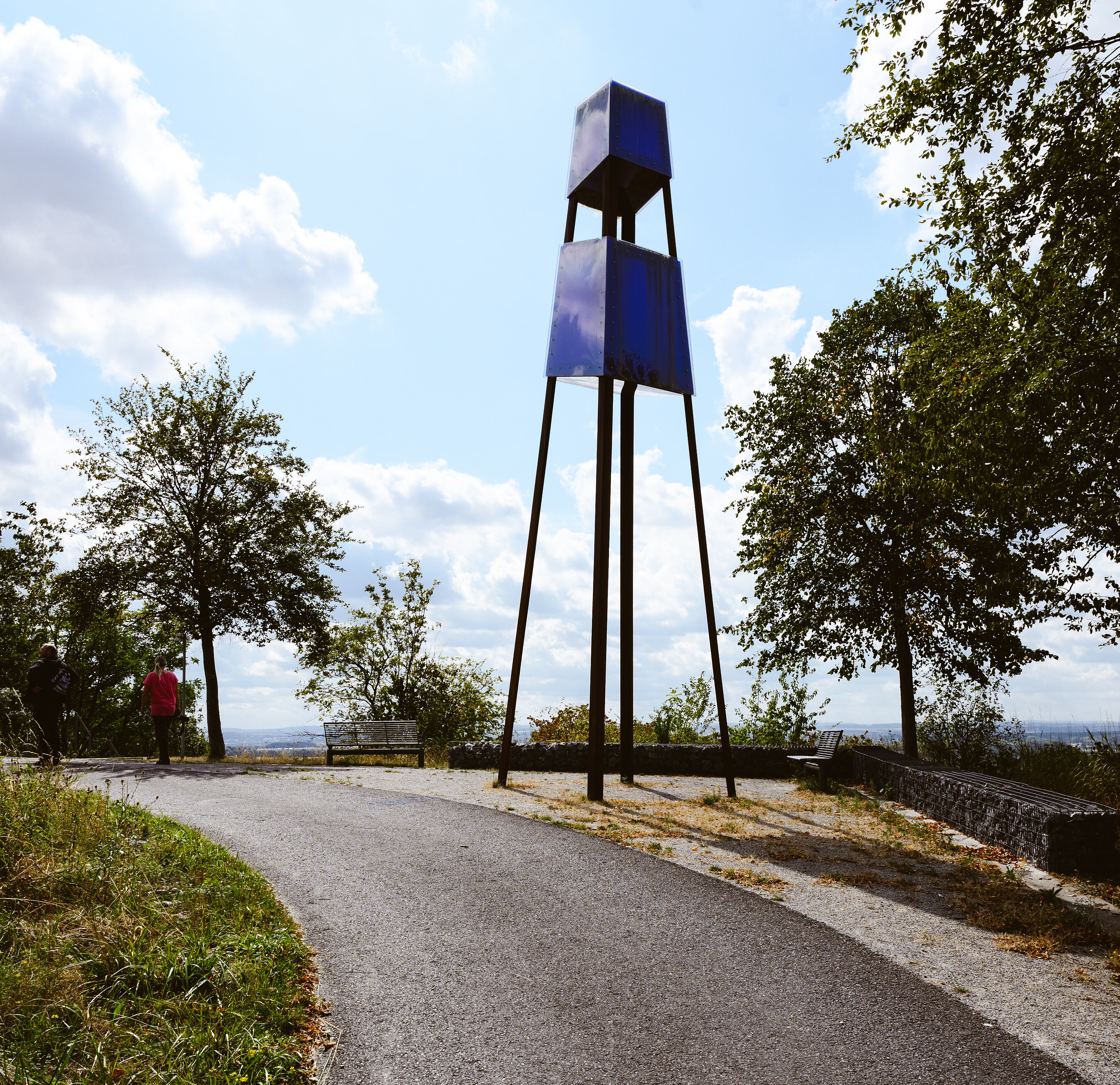 Blau ist hier nicht nur der Himmel: die Halde Großes Kreuz in Bergkamen.