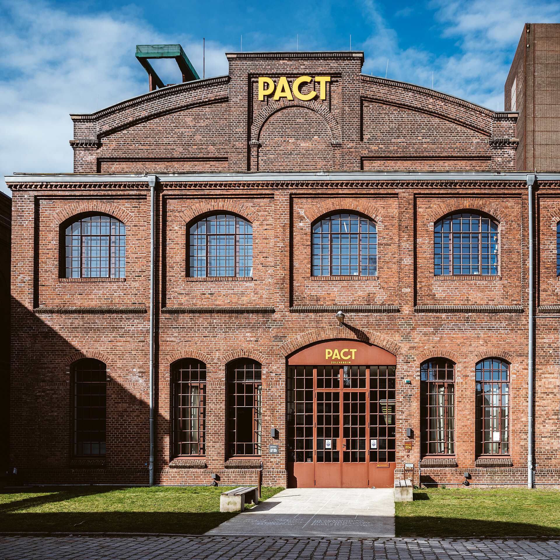 In der ehemaligen Waschkaue hat PACT Zollverein seinen Sitz, eines der renommiertesten choreografischen Zentren der Welt.