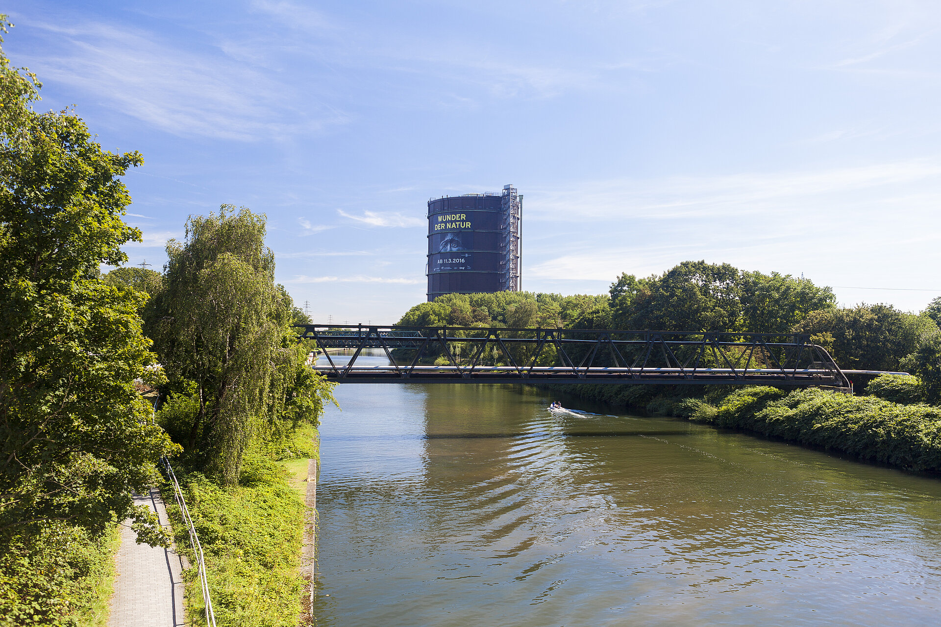 Außenansicht des Gasometer Oberhausen am Rhein-Herne-Kanal.