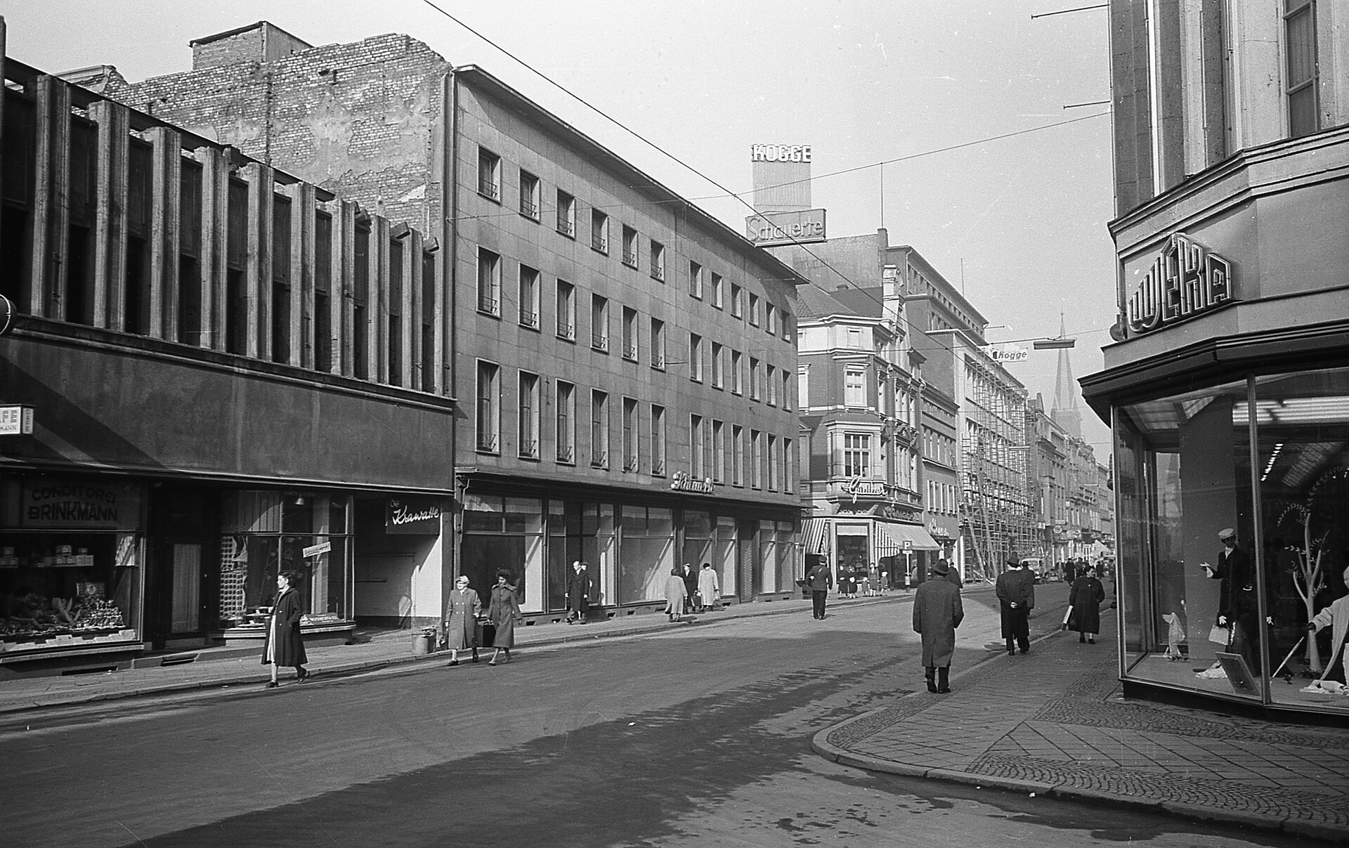 Blick von der Augustastraße in die Bahnhofstraße, 1957.