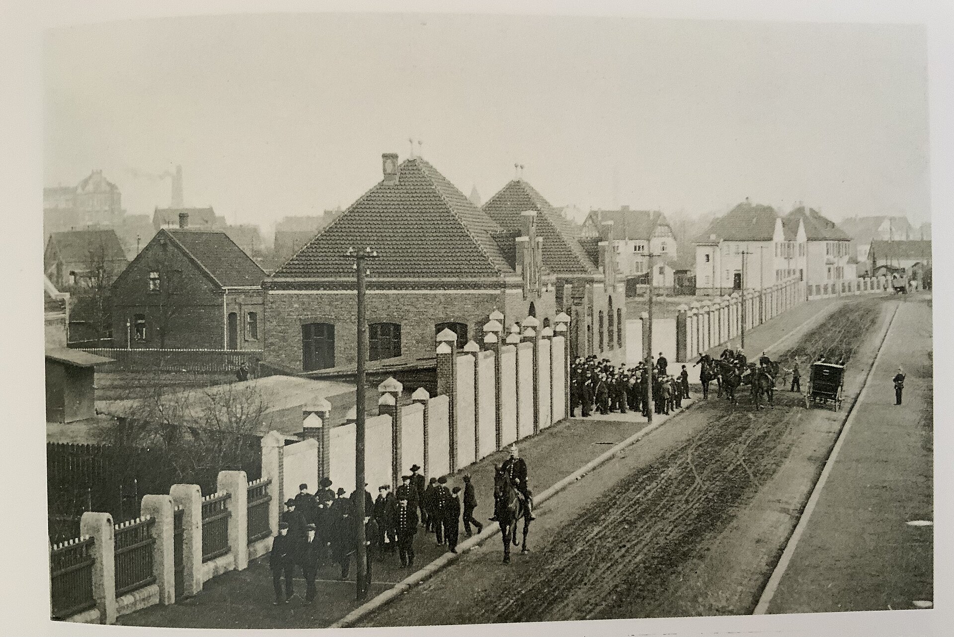 Arbeitswillige Bergleute werden unter dem Schutz von Militär nach Hause gebracht, März 1912.