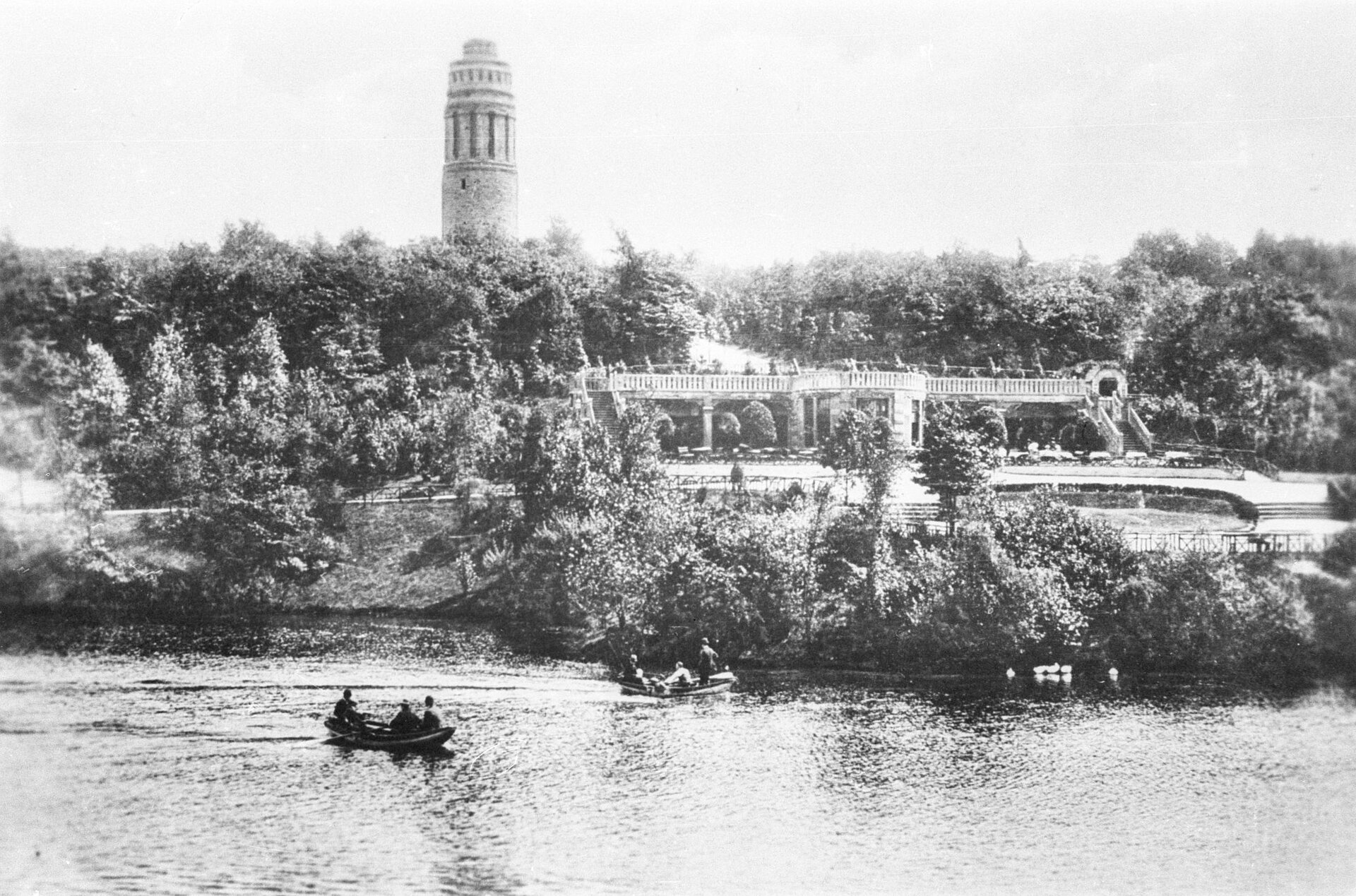 Stadtpark Bochum mit dem Bismarckturm um 1910.