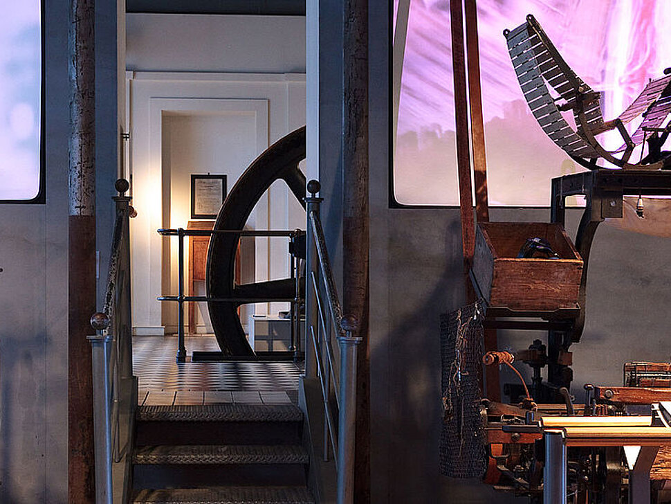 Webstühle in der Ausstellung "Im Takt der Maschinen" in der DASA in Dortmund.