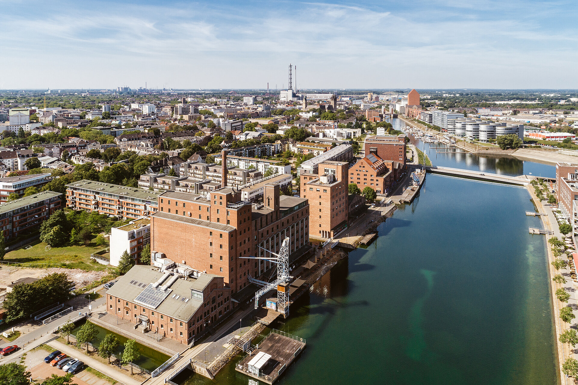 Duisburger Innenhafen von oben.