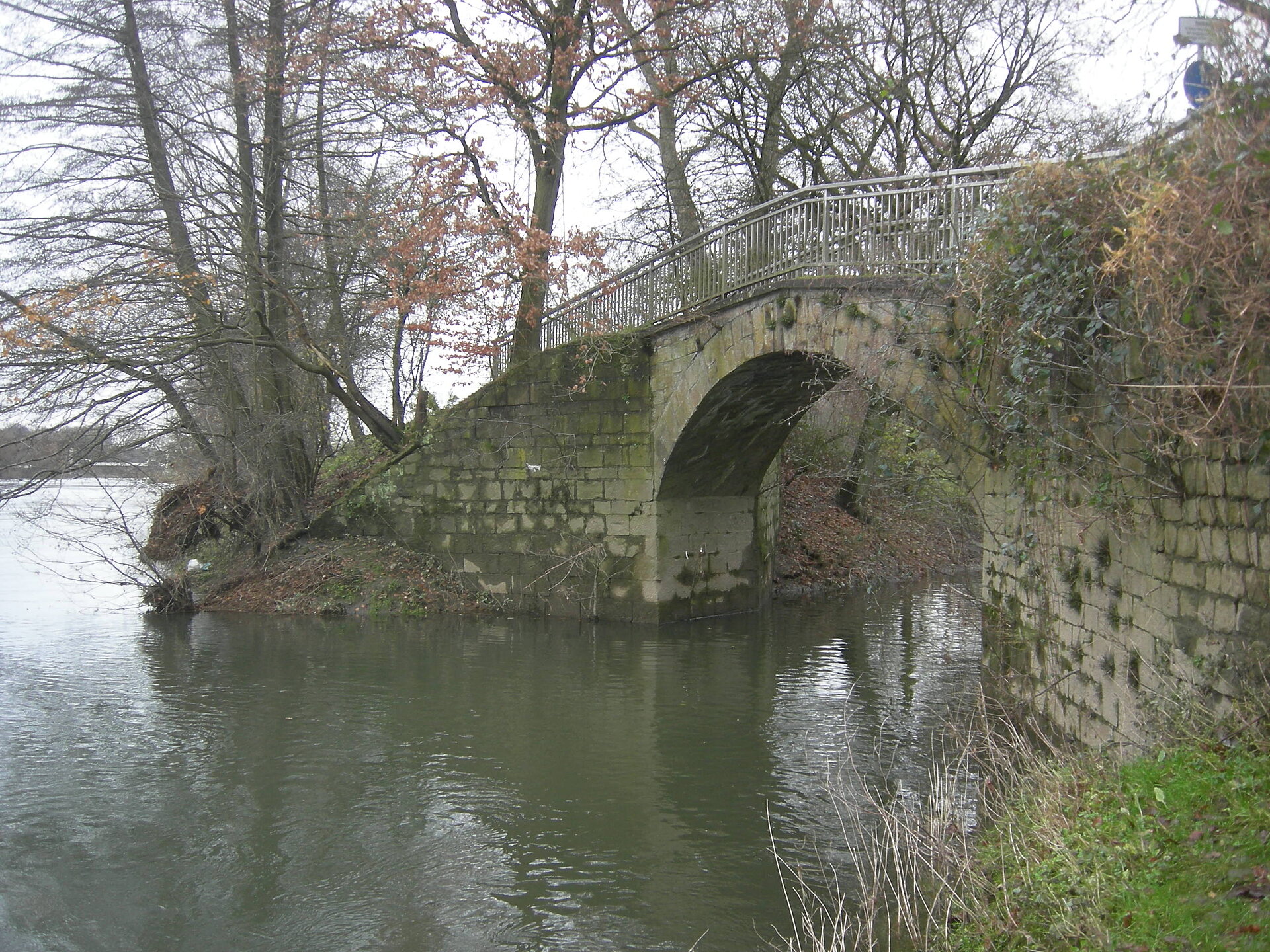 Vom Holteyer Hafen in Essen erhalten ist noch das Hafenbecken mit einer Bruchsteinbrücke aus der Zeit um 1840.