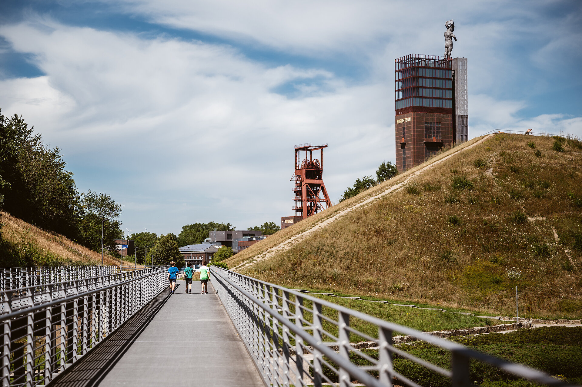 Die Pyramide im Nordsternpark Gelsenkirchen: gestaltete Landschaft nach dem Haldendurchstich.