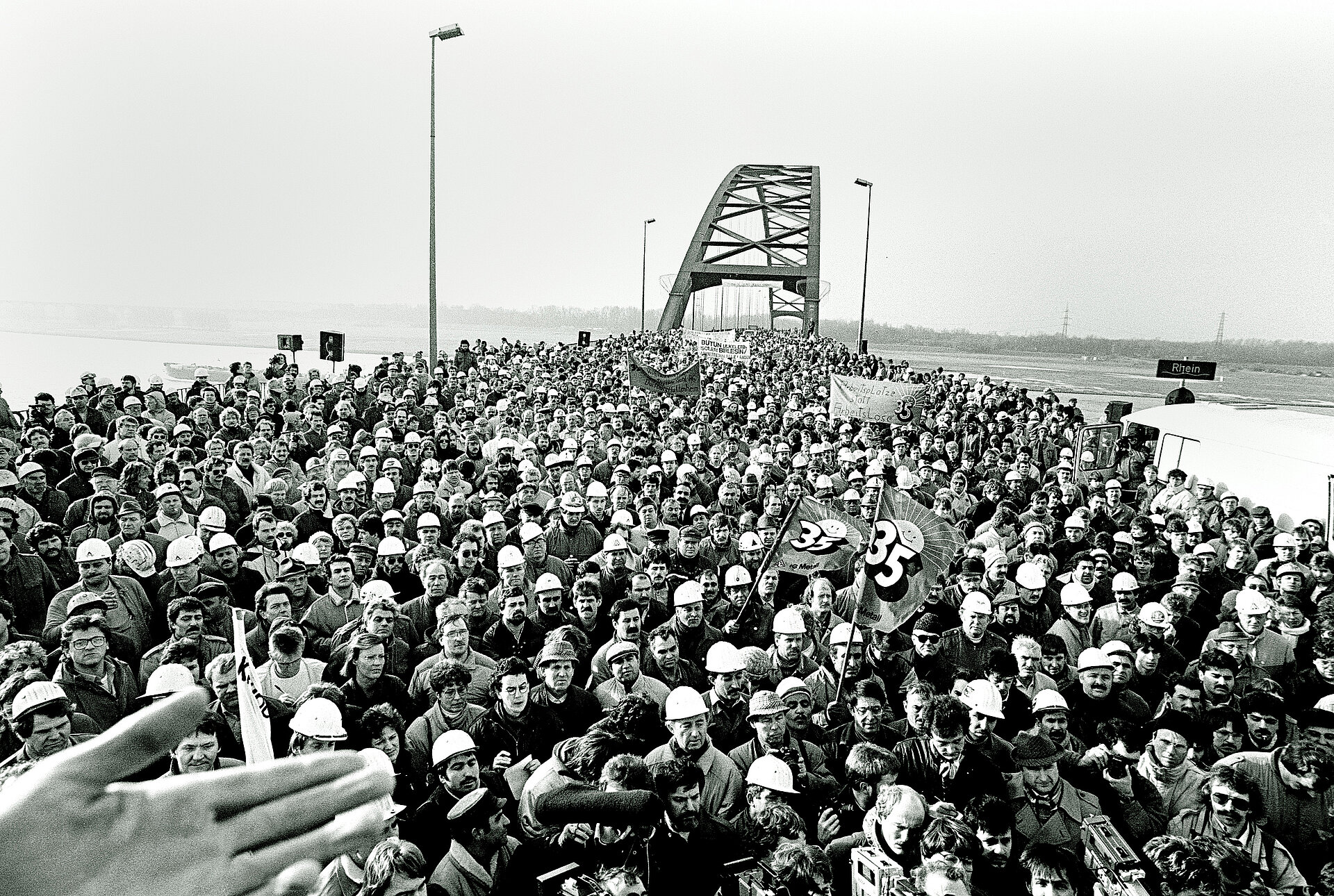 Protestaktionen im Januar 1988 auf der heutigen Brücke der Solidarität in Duisburg.