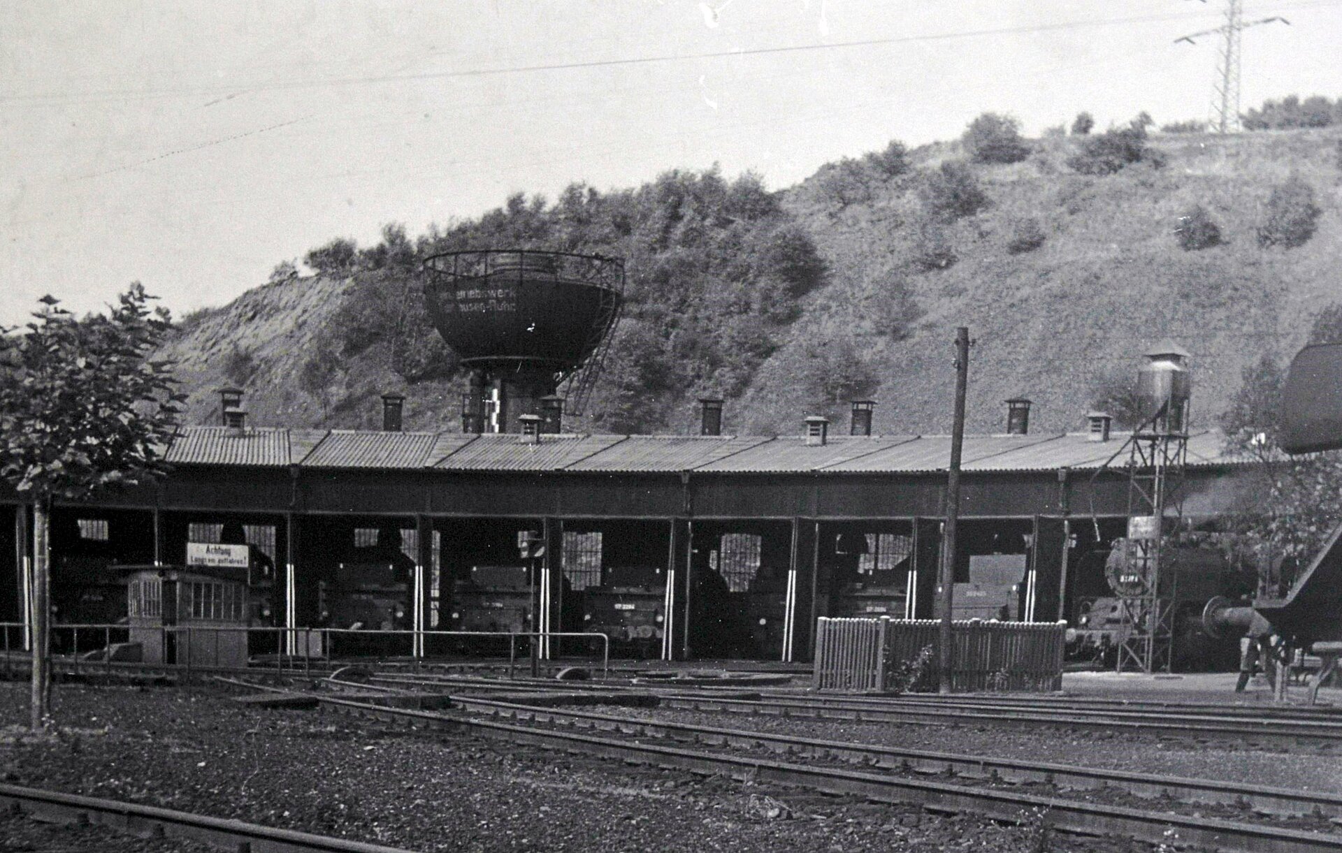 Lokschuppen in Bochum-Dahlhausen im Jahr 1956.