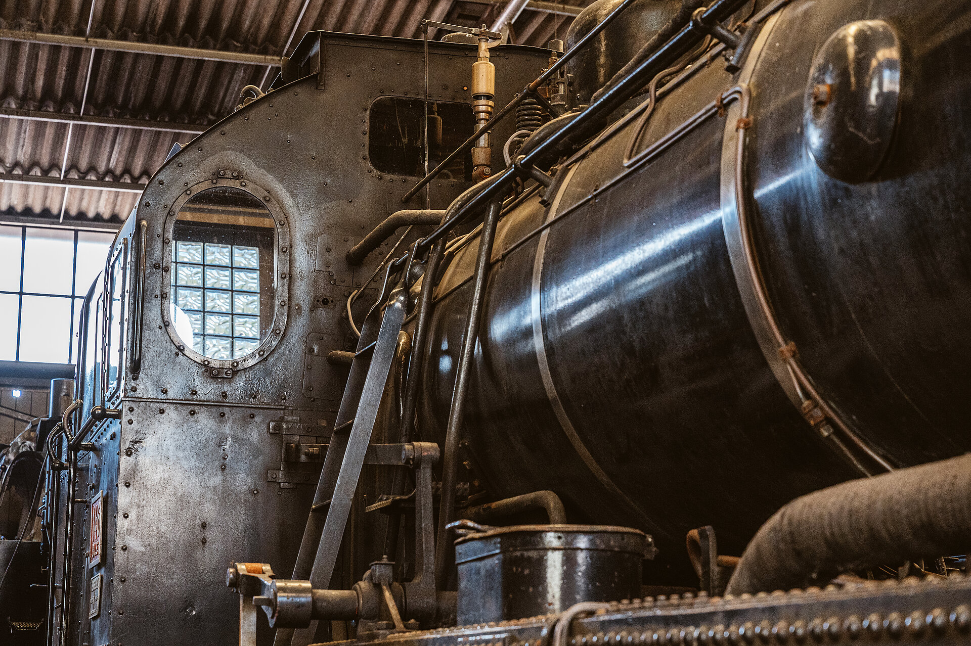 Blick in den Lokschuppen im Eisenbahnmuseum Bochum.