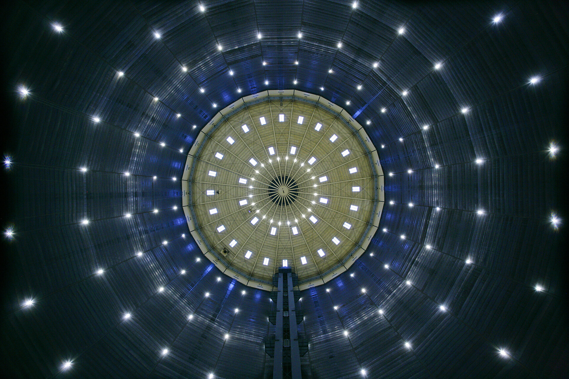 Decke des Gasometer Oberhausen bei der Ausstellung "FeuerLichtHimmel" (2006).