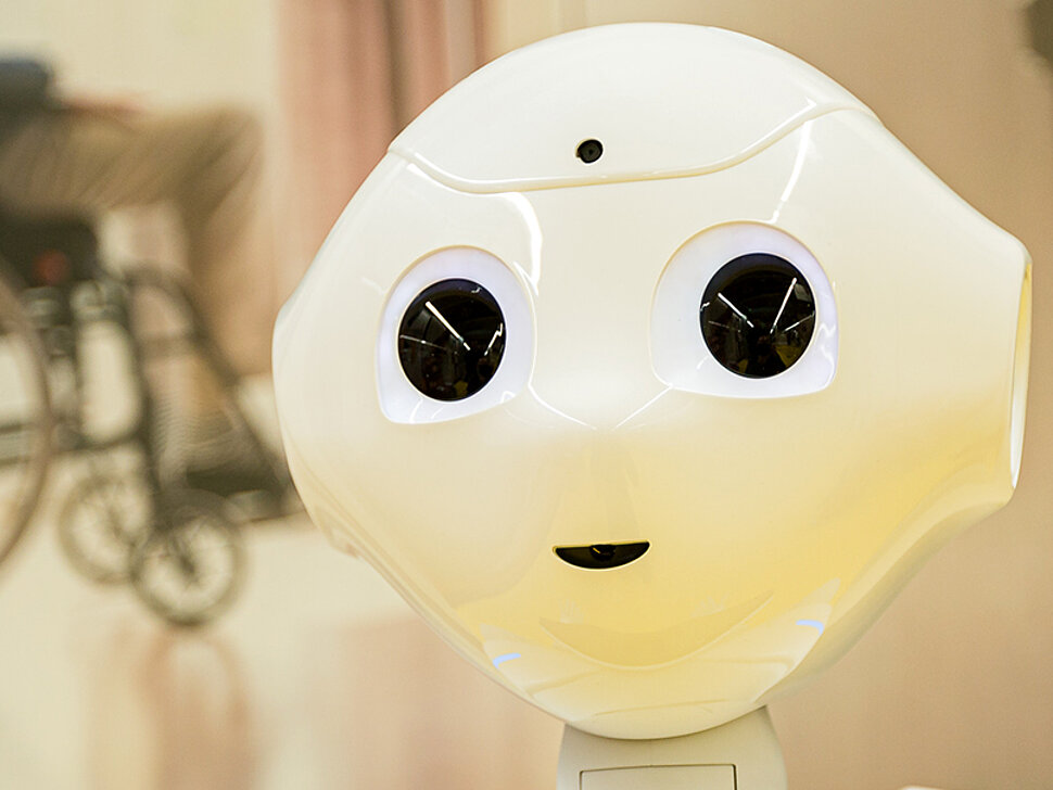 Pflegehilfsroboter Pepper in der Ausstellung "Heilen und Pflegen".