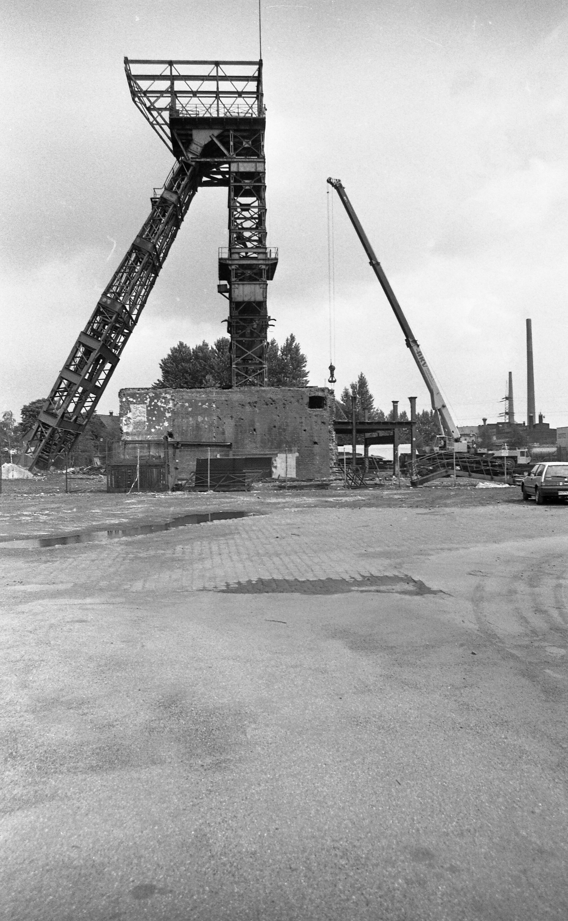 Abbau des Fördergerüstes von Schacht 1 der Zeche Wilhelmine Victoria für das LWL-Industriemuseum Dortmund-Zollern, 1986.