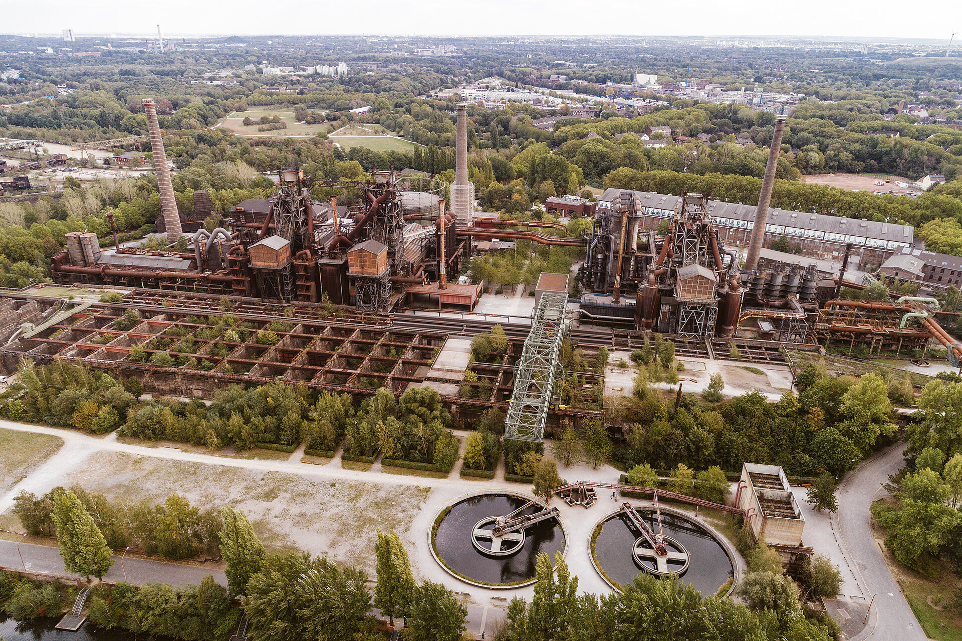 Landschaftspark Duisburg-Nord mit Kläranlage, Bunkern und Hochöfen.