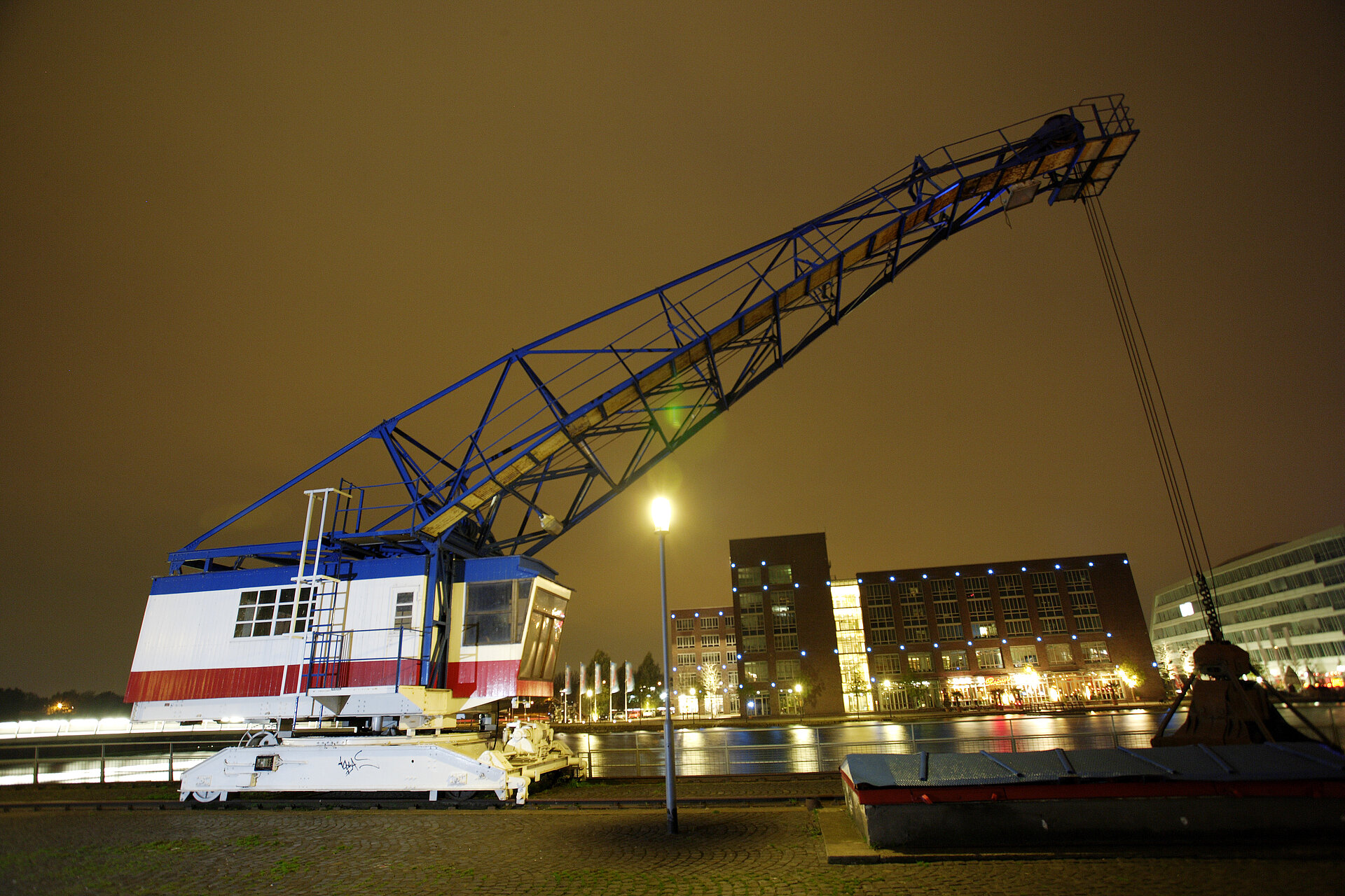 Der Duisburger Innenhafen bei Nacht.