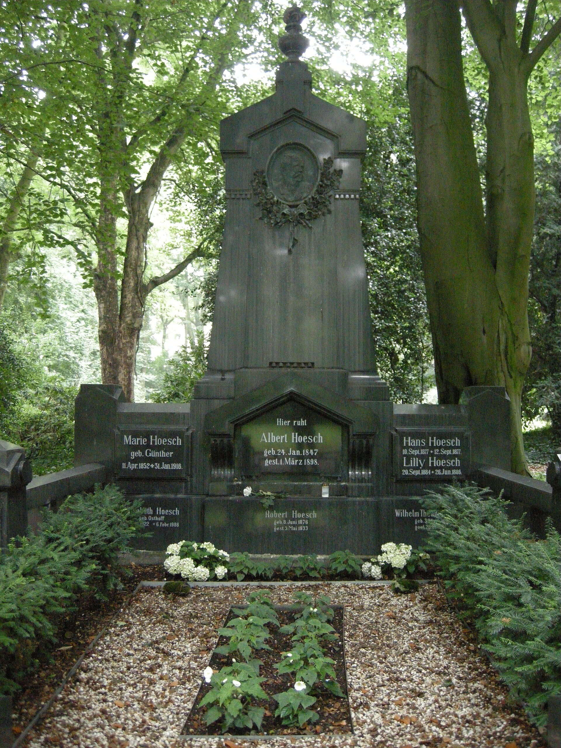 Gräber der Familie Hoesch auf dem Dortmunder Ostfriedhof.
