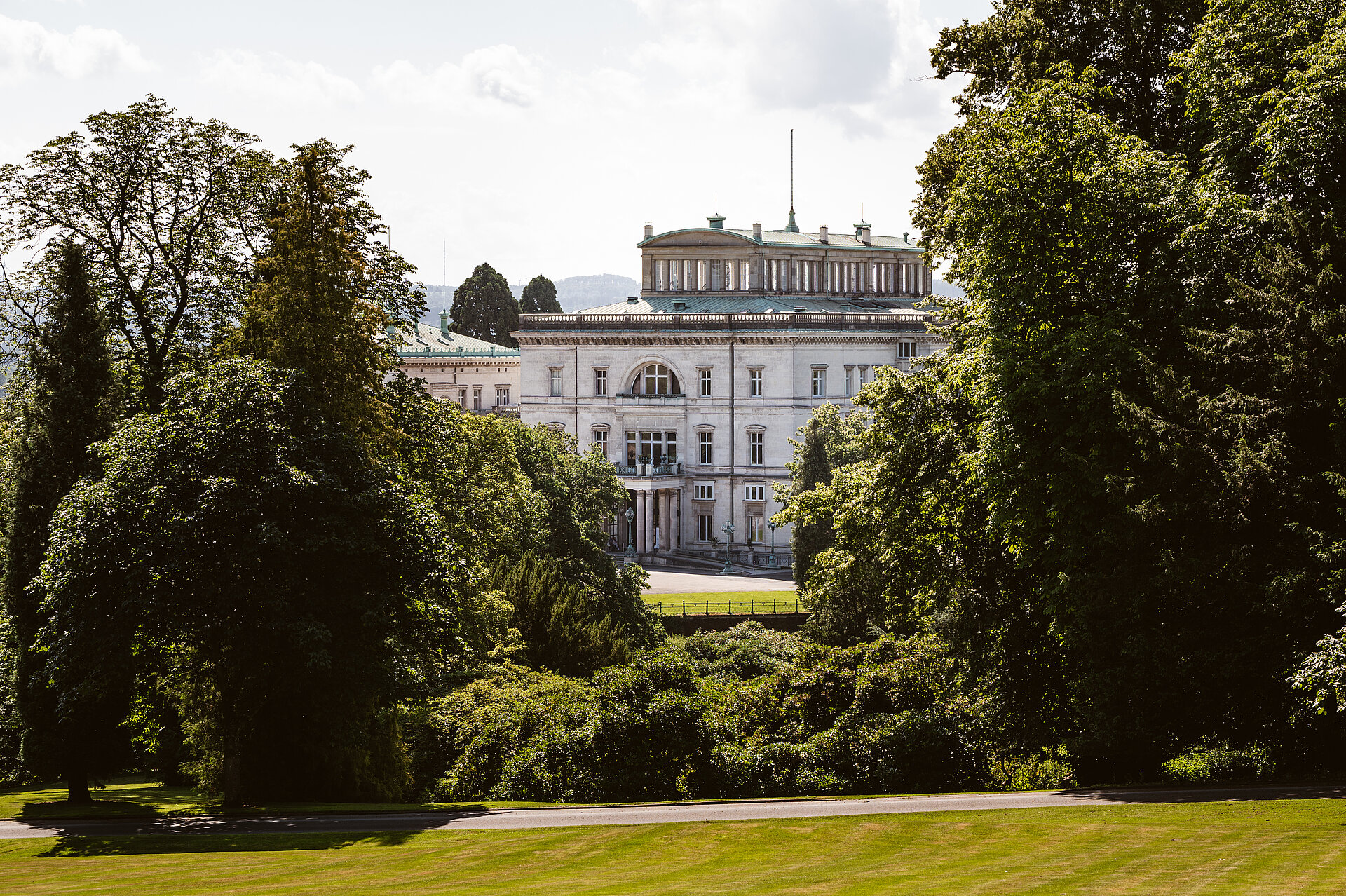 Zur Villa gehört eine weitläufige Parkanlage.