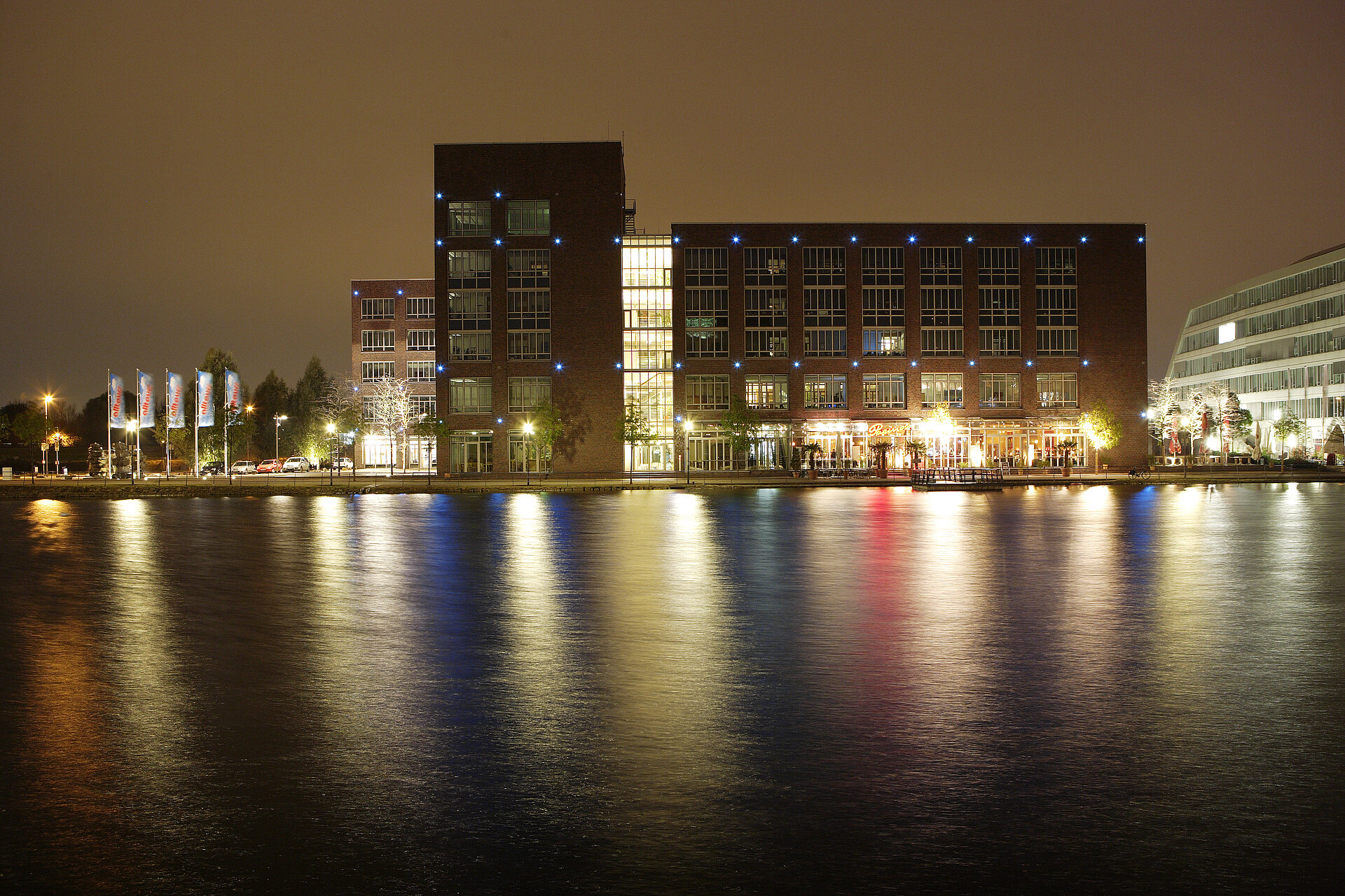 Der Duisburger Innenhafen bei Nacht.