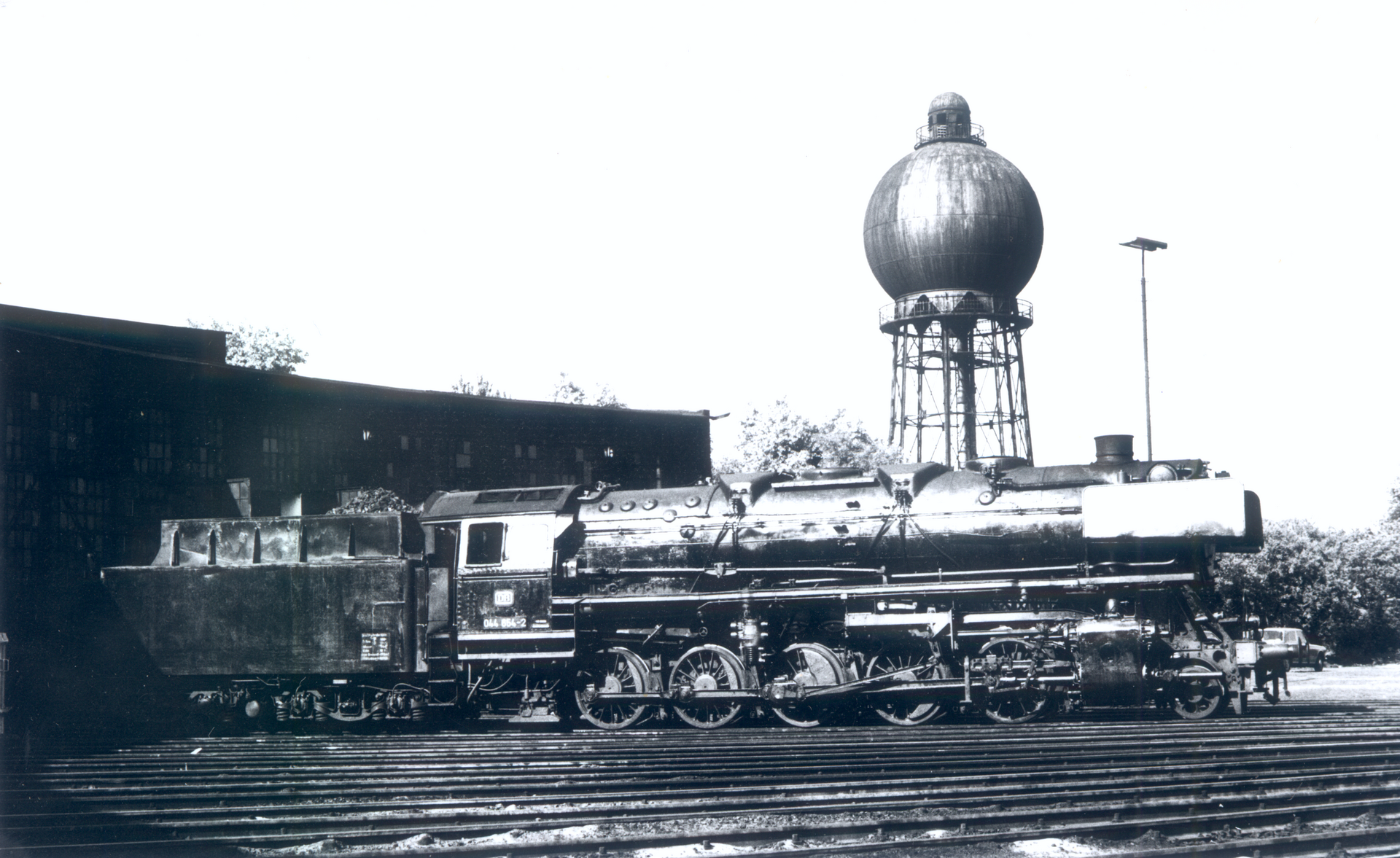 Eine „Jumbo“-Lokomotive der Baureihe 44 im Bahnbetriebswerk Gelsenkirchen-Bismarck, 1976.