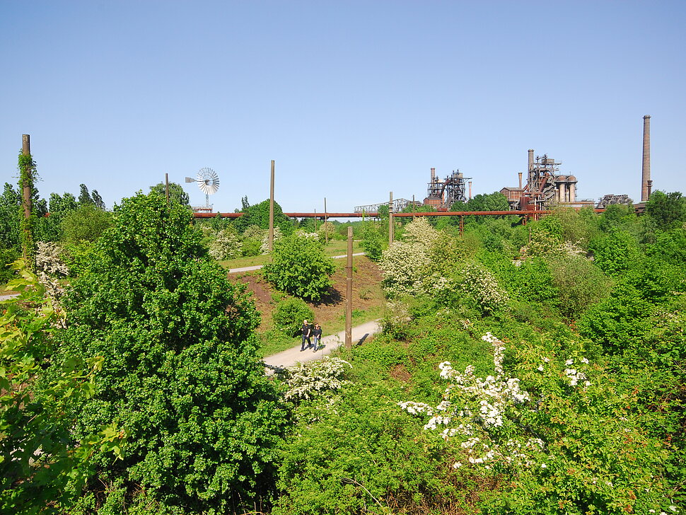Landschaft und die erhaltenen Gebäude des Thyssen-Hochofenwerkes bilden in einmaliger Kombination den Landschaftspark Duisburg-Nord.