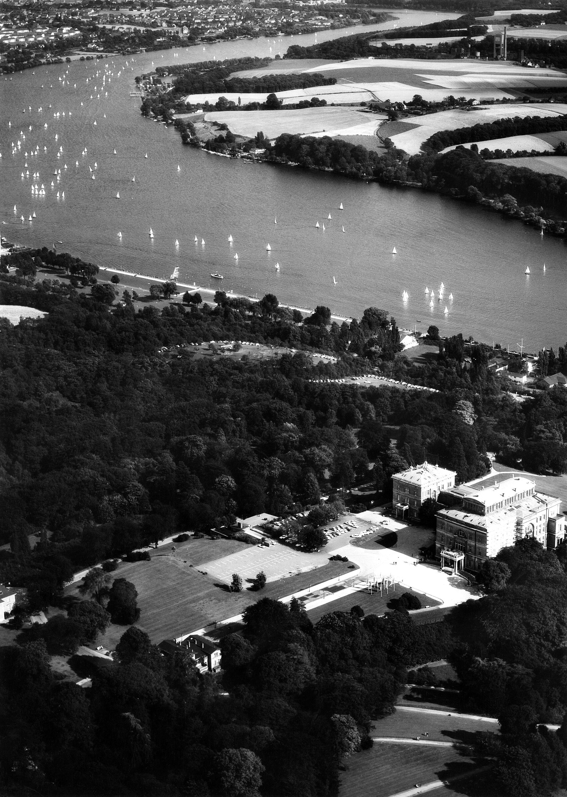 Blick auf den Essener Baldeneysee mit der Villa Hügel im Vordergrund, 1932.