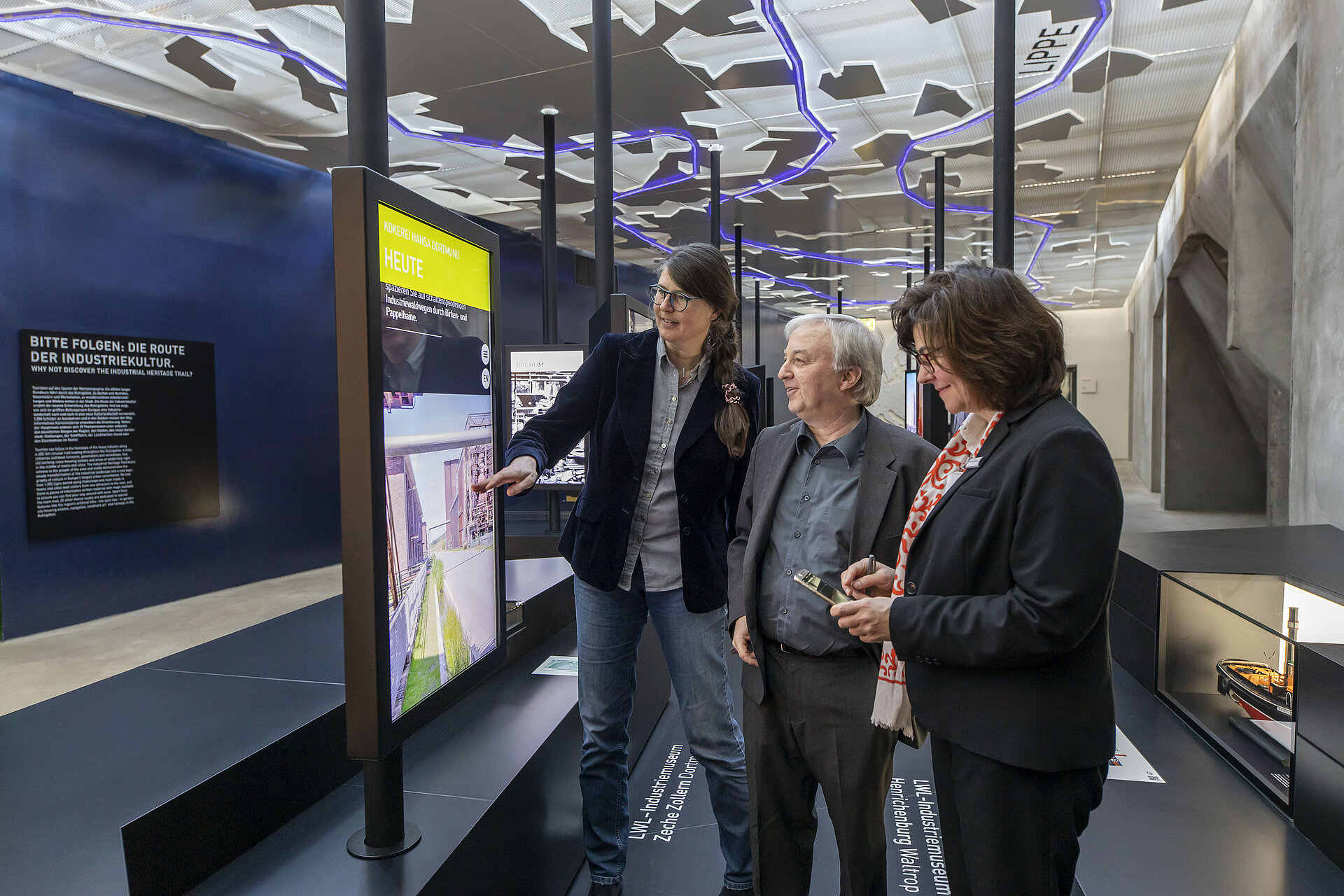 Gudrun Lethmate (RVR/Route Industriekultur), Theodor Grütter (Direktor des Ruhr Museum) und Martina Sehlke (Leiterin des Besucherzentrums auf Zollverein) zur Wieder-Eröffnung des Portals 2019.