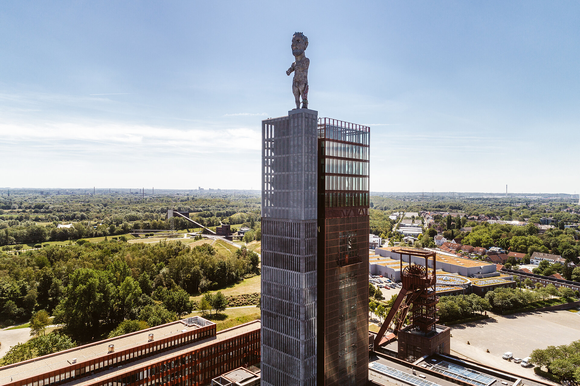 Der Herkules von Gelsenkirchen ist eine 18 Meter hohe und 23 Tonnen schwere Monumentalplastik von Markus Lüpertz und wurde eigens für das Dach des Nordsternturms gestaltet.