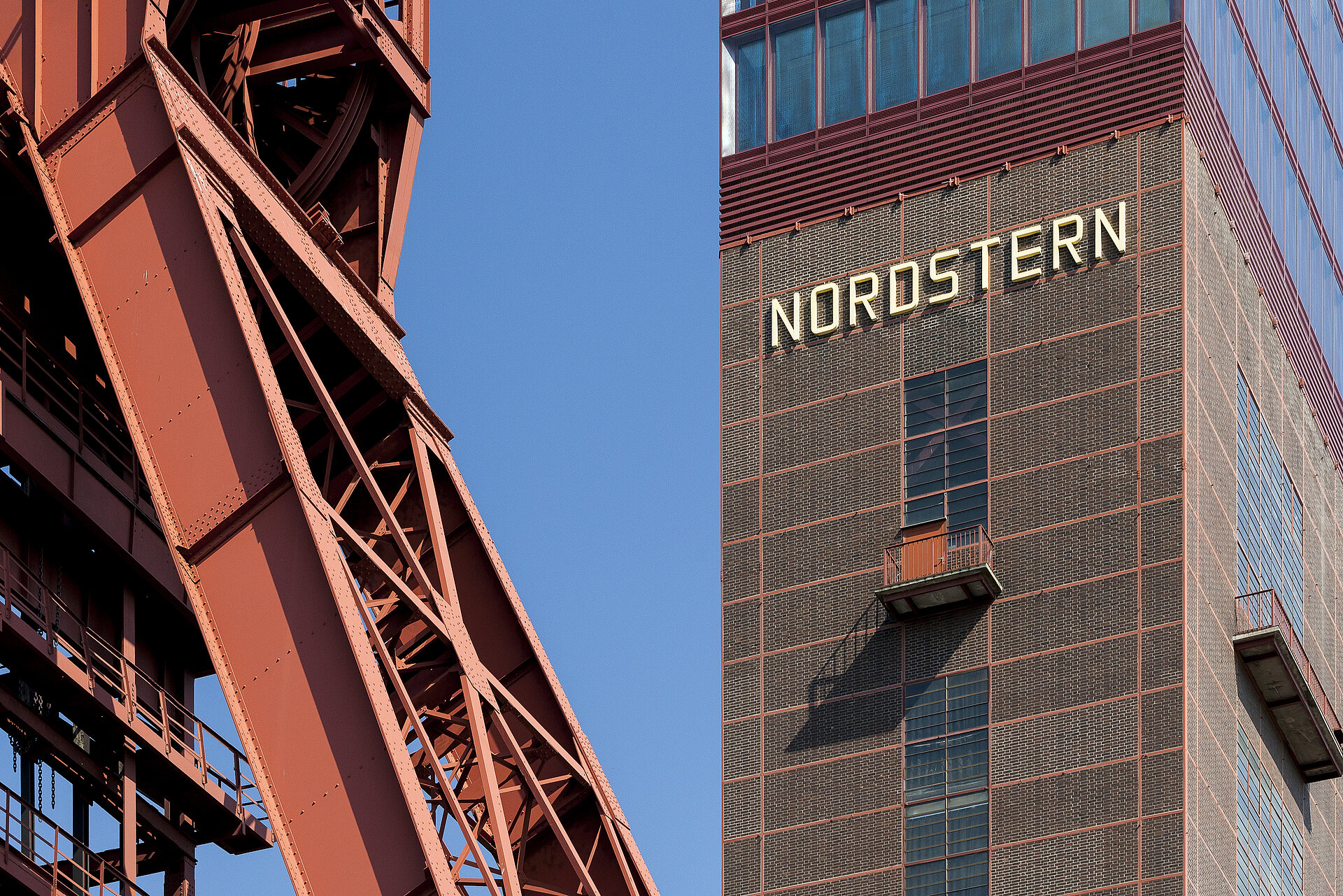 Nordsternturm und Fördergerüst im Nordsternpark Gelsenkirchen.