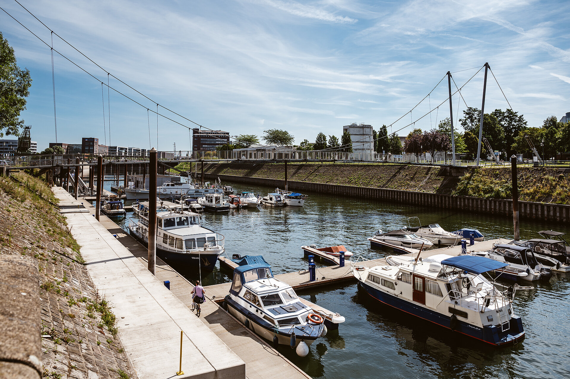 Die Marina Duisburg ist ein Yachthafen am Duisburger Innenhafen.