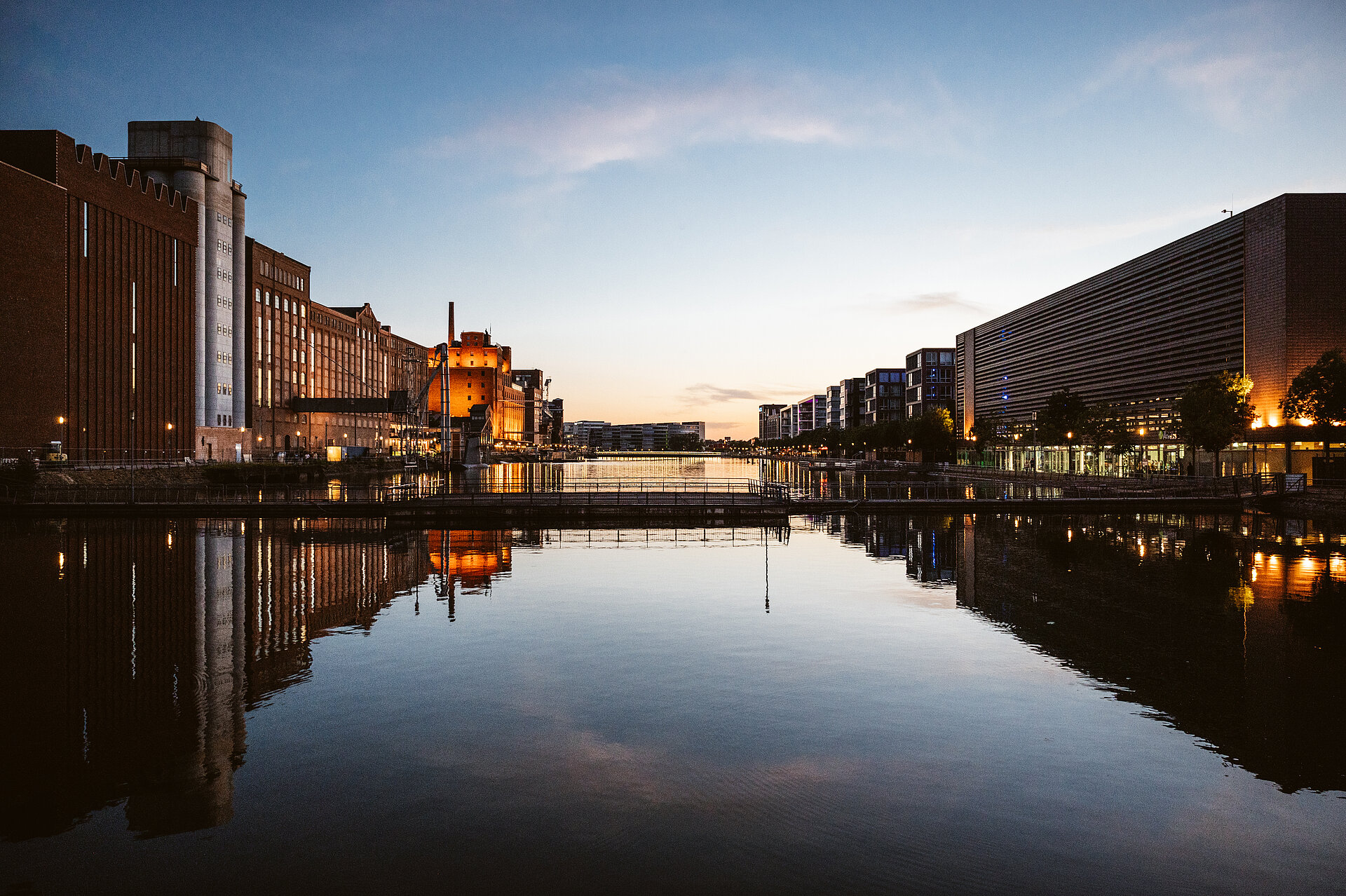 Abend am Duisburger Innenhafen.