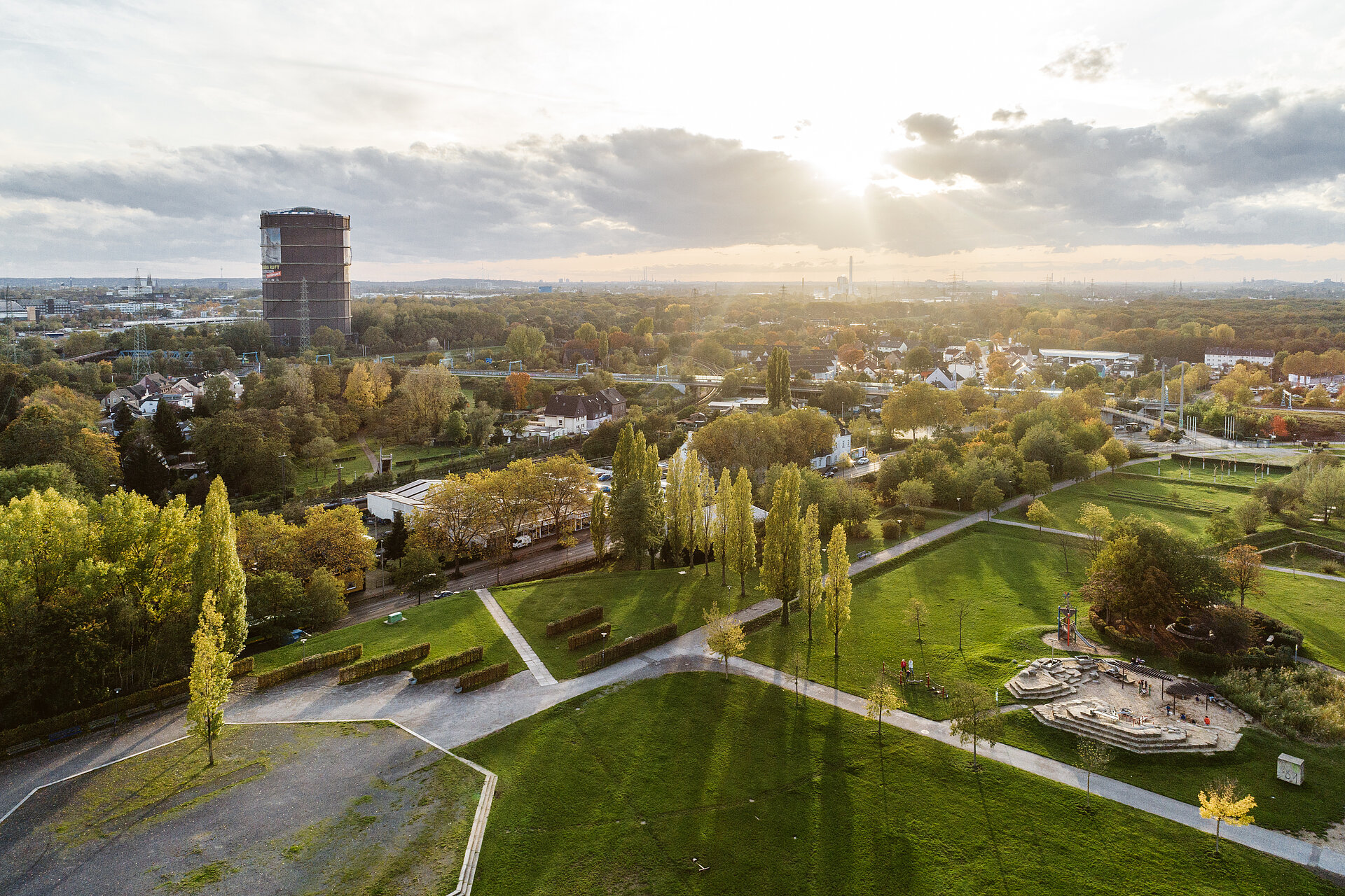 Blick vom OLGA-Park auf den Gasometer Oberhausen.