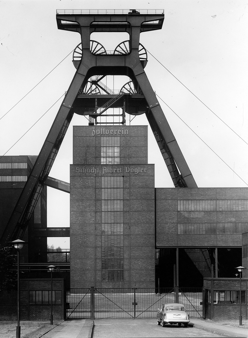 Doppelbock der Zeche Zollverein, Schacht XII, Essen, um 1958.