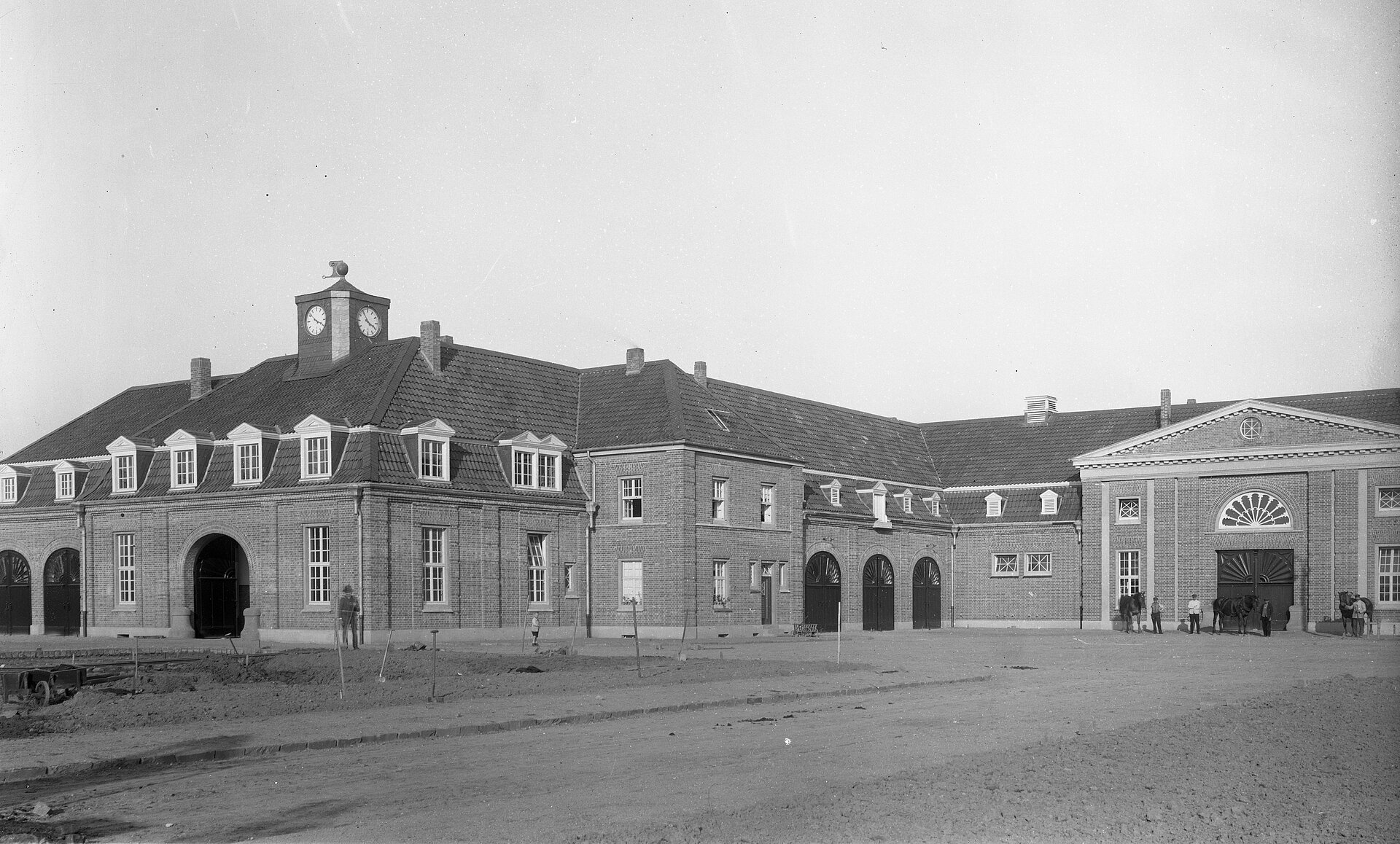 Im Schirrhof, einem eingeschossigen Backsteinkomplex, wurden Pferde und Wagen untergebracht; hier die Anlage im Jahr 1920.