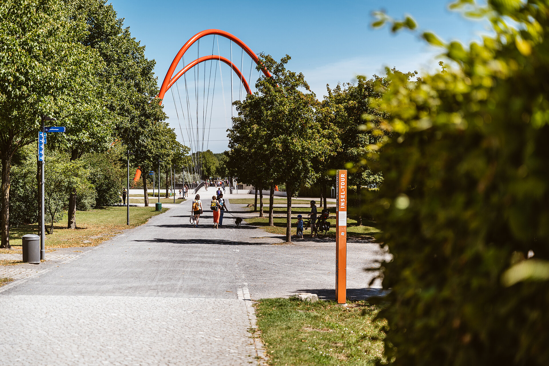 Nordsternpark Gelsenkirchen: auf dem Weg zur roten Doppelbogenbrücke.