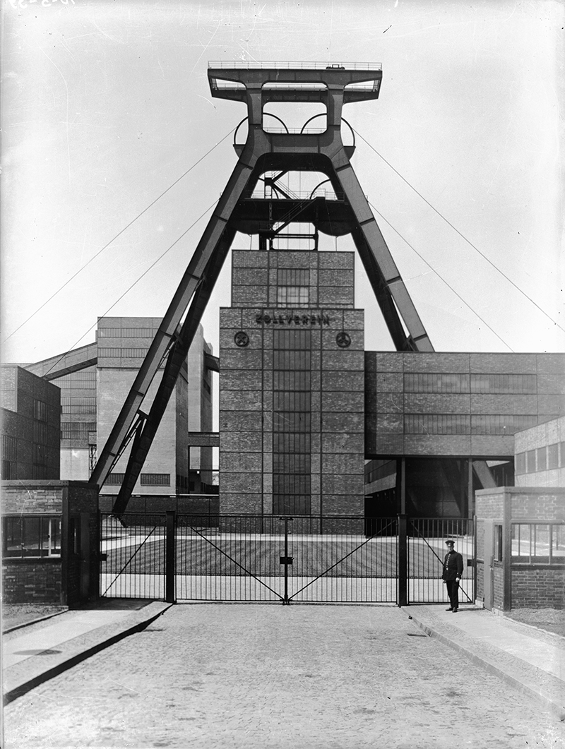 Doppelbock und Ehrenhof der Zeche Zollverein, Schacht XII, in Essen im Jahre 1932.