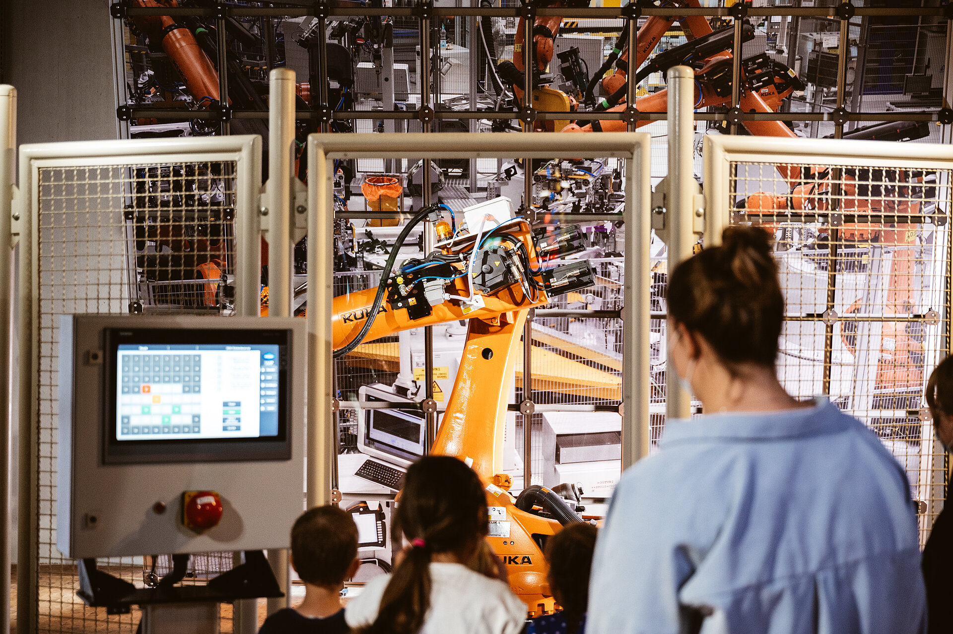 Industrieroboter in der Ausstellung "Am Bildschirm".