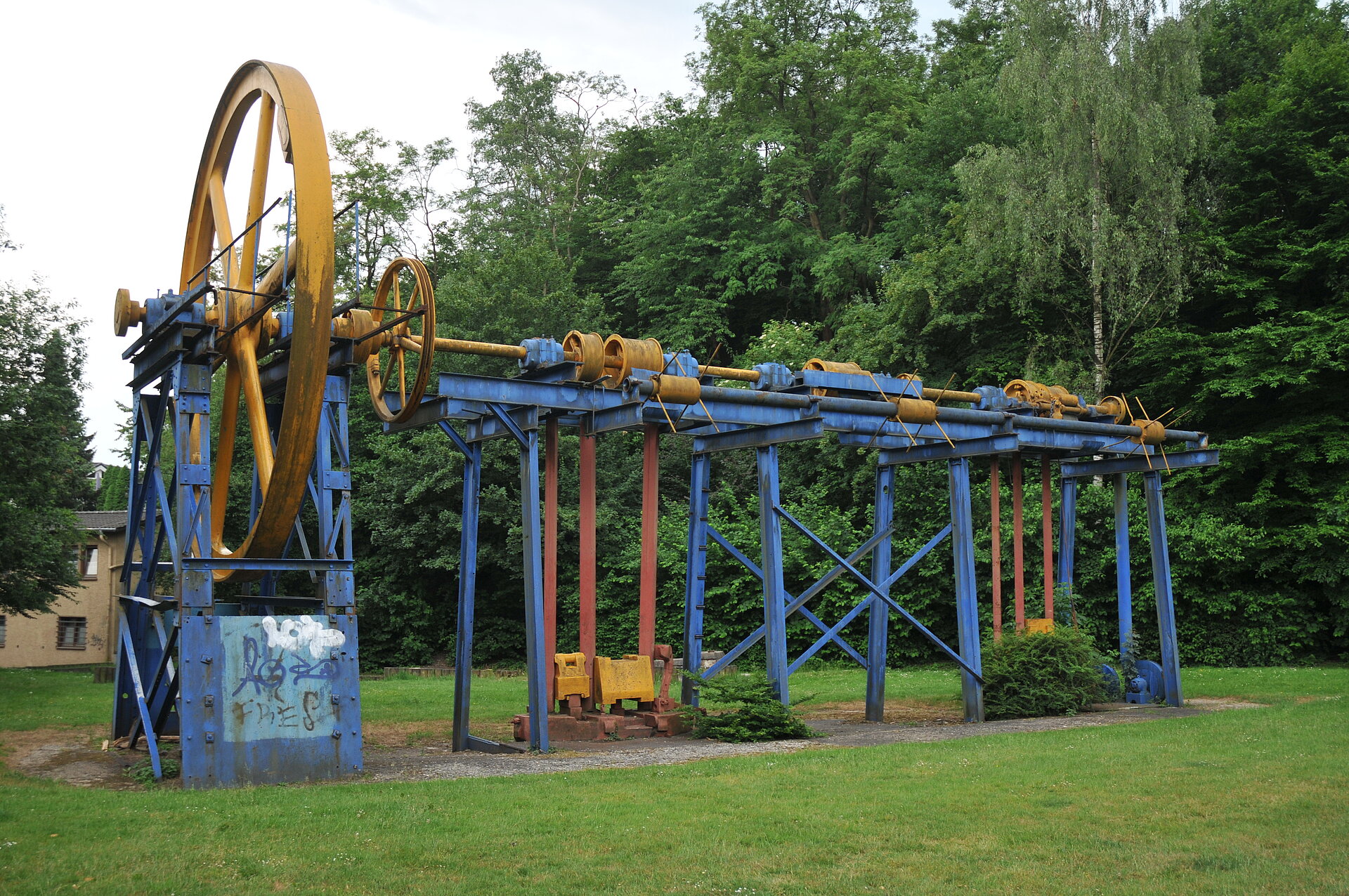 Die Firma Stahlhammer Bommern in Witten  fertigte bis 1983 Kranhaken. Die in einer Grünanlage in Witten-Bommern unweit der Ruhr stehende Transmission erinnert an die 1911 gegründete Firma.